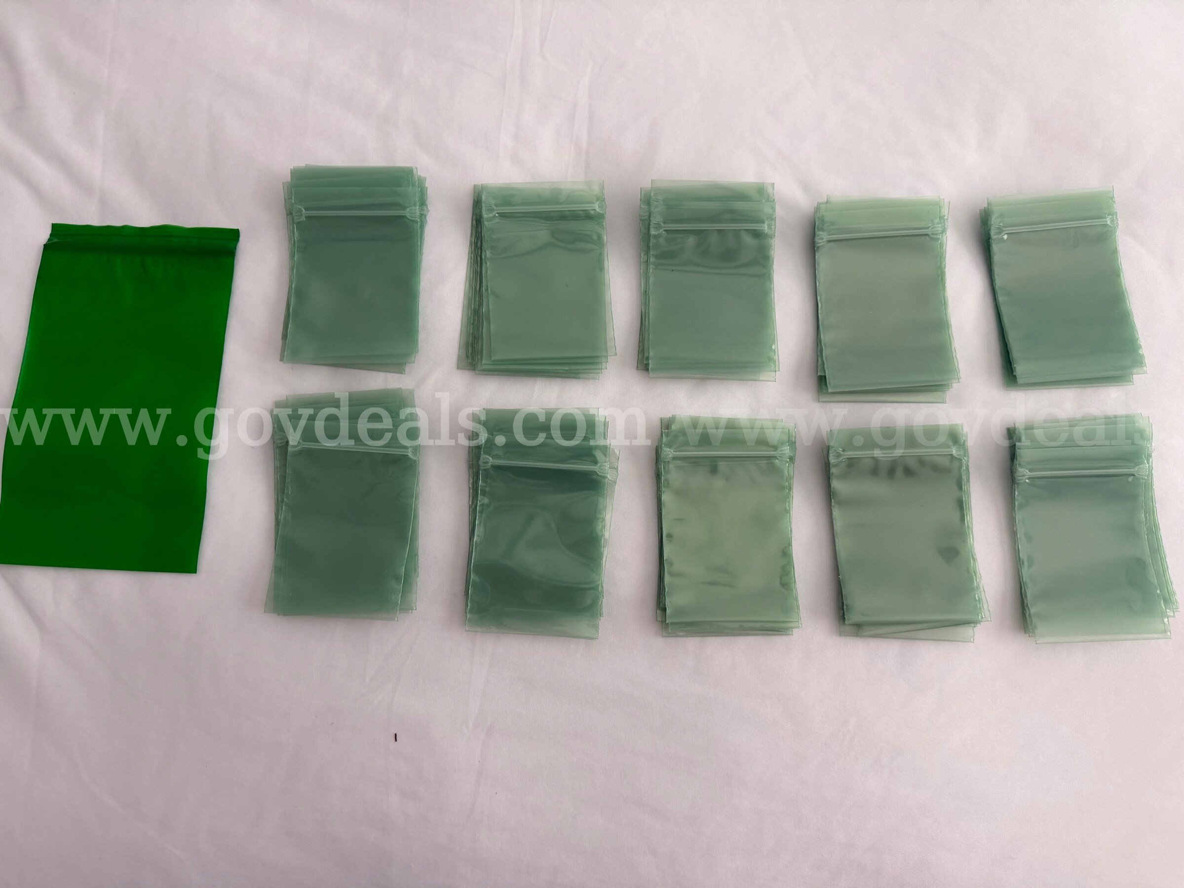 INDUSTRIAL HEAVY DUTY Ontrak zipperlock bags size 4.5"x 3"x4 mil Green 100 pcs *WILL SHIP*  100 Government Surplus Auction - Primary Photo