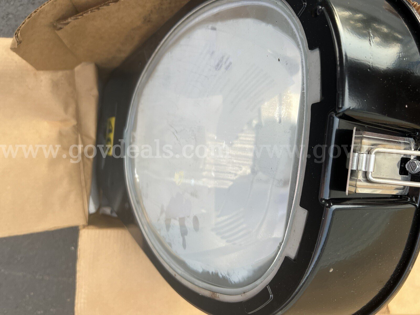 GE LIGHTING SYSTEM M400 LUMINAIRE W/CUTOFF OPTICS WITH PE RECEPTACLE MSCL40S0A22  M400 Government Surplus Auction - Photo #3