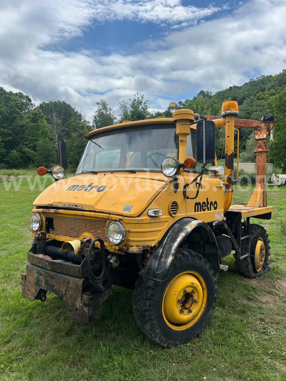 Mercedes-Benz Unimog 406 with Ideal Crane Hoist