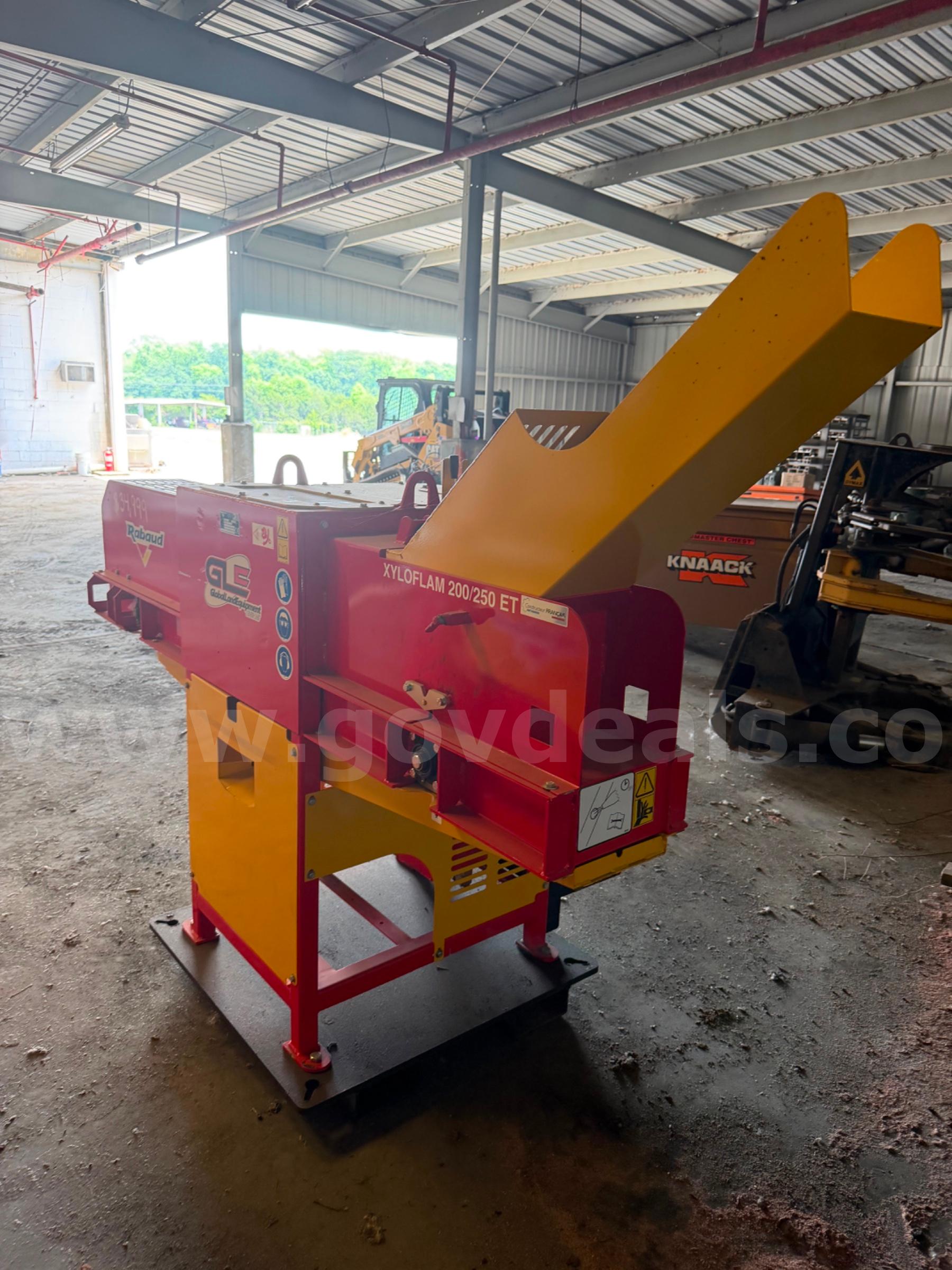 New Rabaud portable kindling making machine xyloflam 200/250 with Honda motor Rabaud 200 Government Surplus Auction - Photo #2
