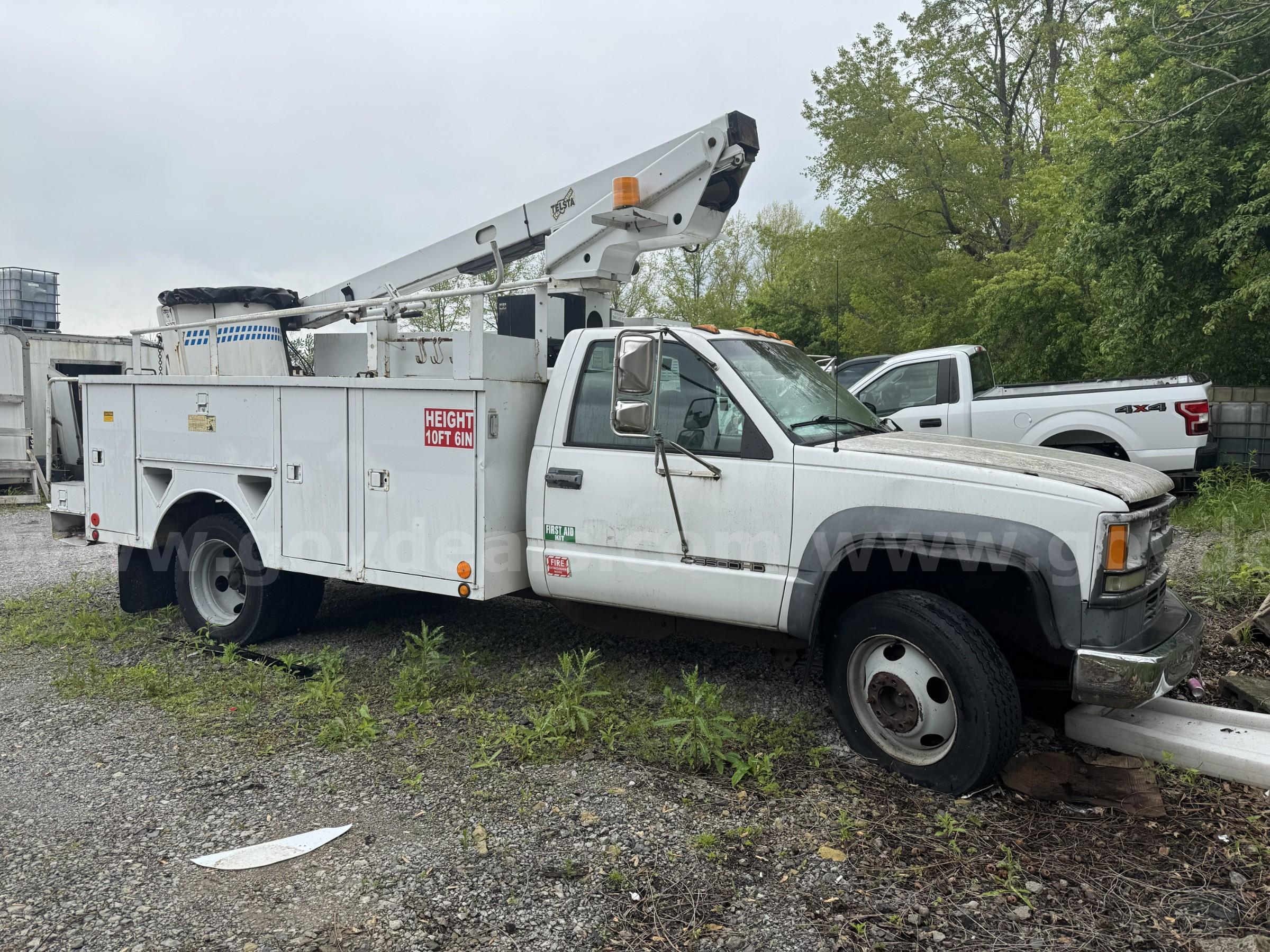 2000 Chevrolet 3500 Bucket Truck