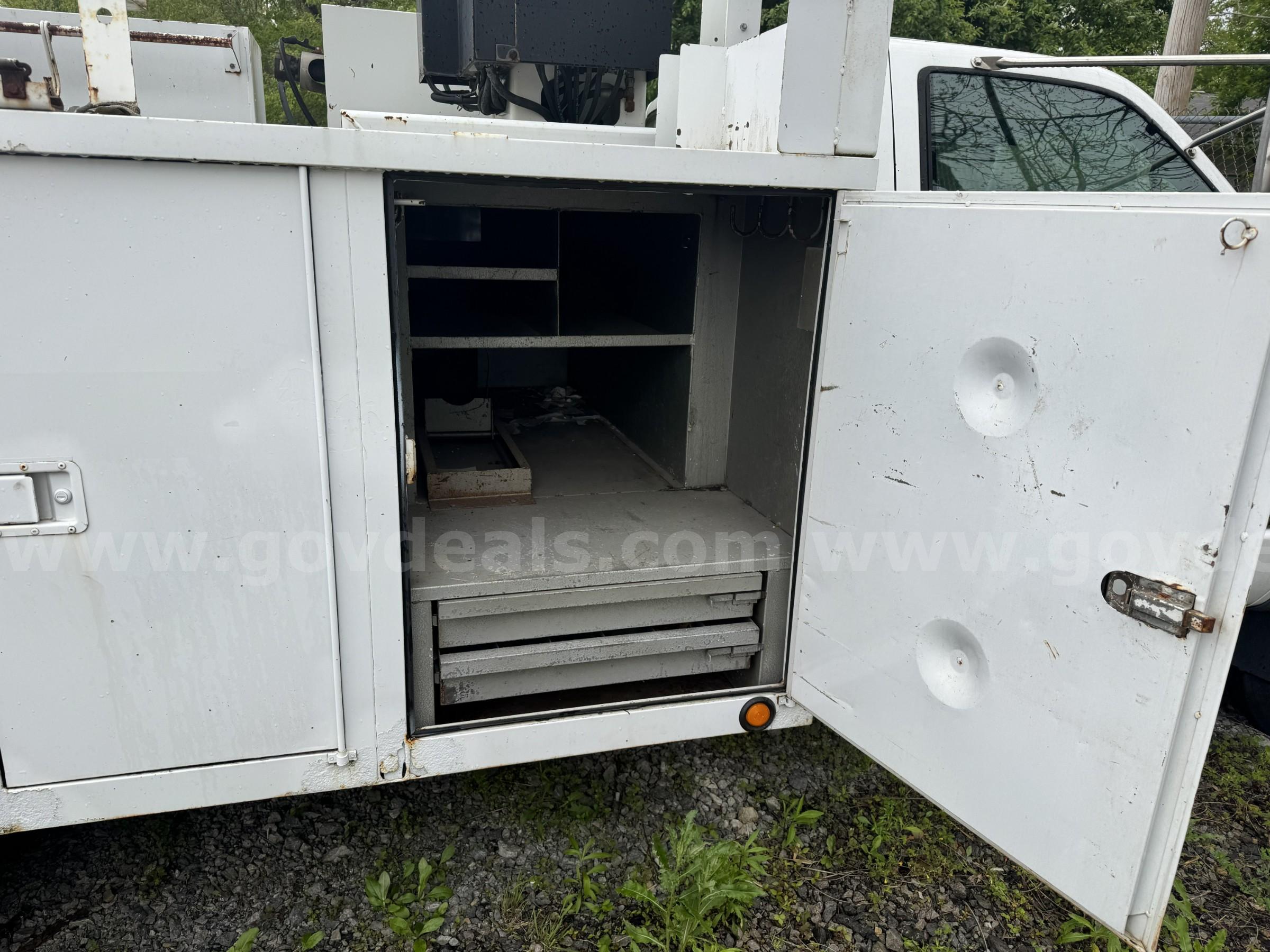 2000 Chevrolet 3500 Bucket Truck Chevrolet 3500 Government Surplus Auction - Photo #4