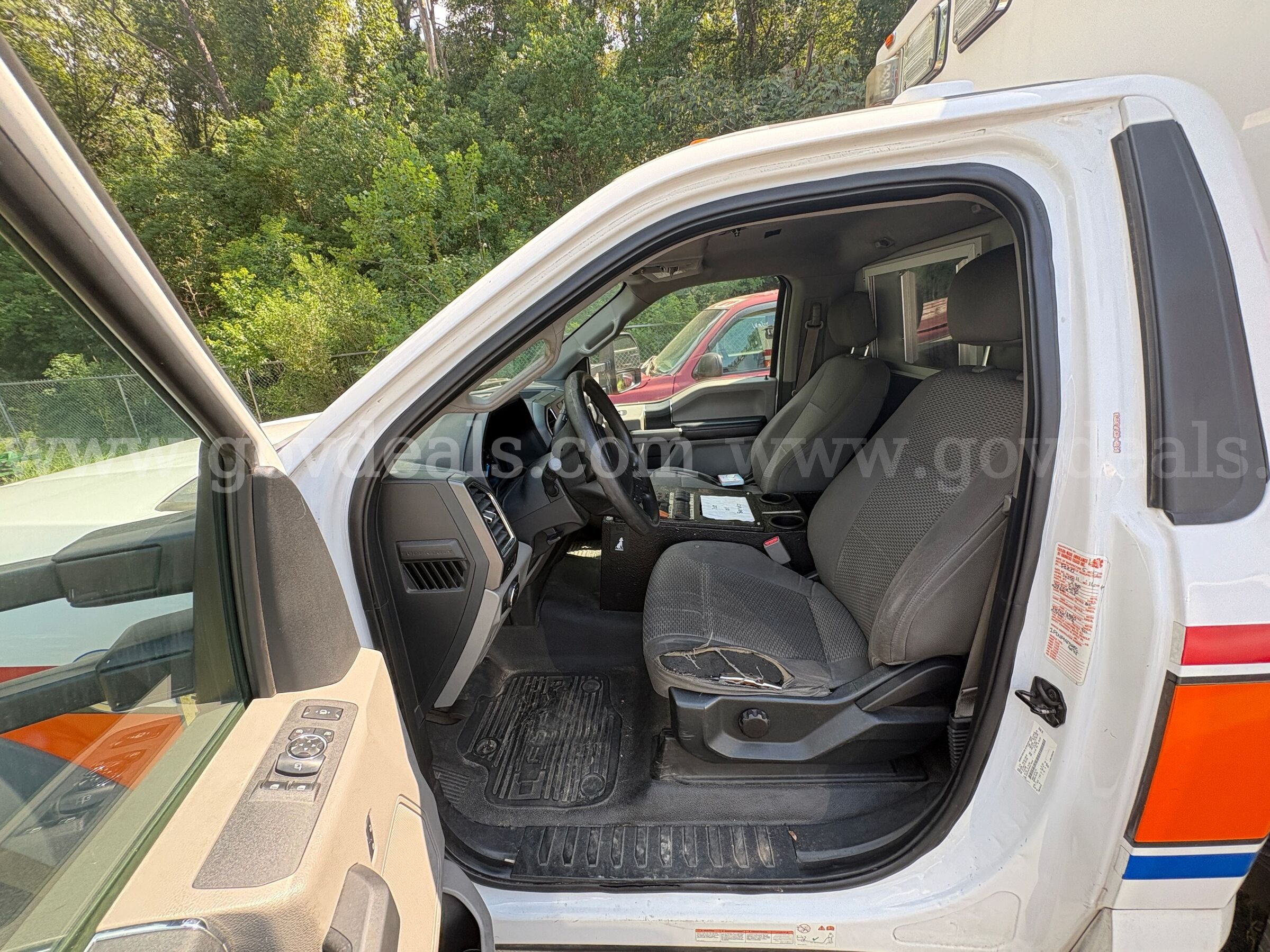 2017 Ford F-450 SD Ambulance Ford F-450 Government Surplus Auction - Photo #3