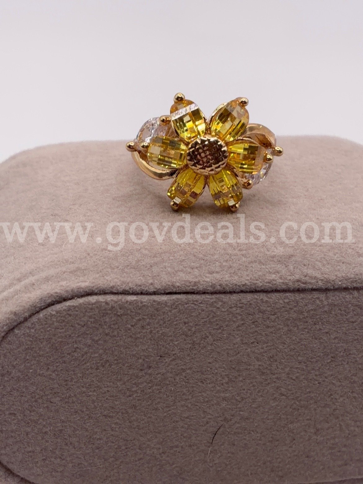 Size 5, Ladies Sun Flower Ring, Real 24k Gold Filled.   Government Surplus Auction - Photo #3