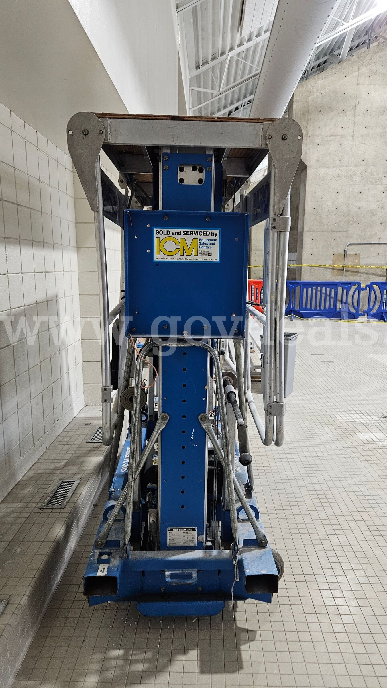 1997 Genie DPL-30S 30' Dual-Person Aerial Work Platform – 750 lb Capacity Genie 750 Government Surplus Auction - Photo #3