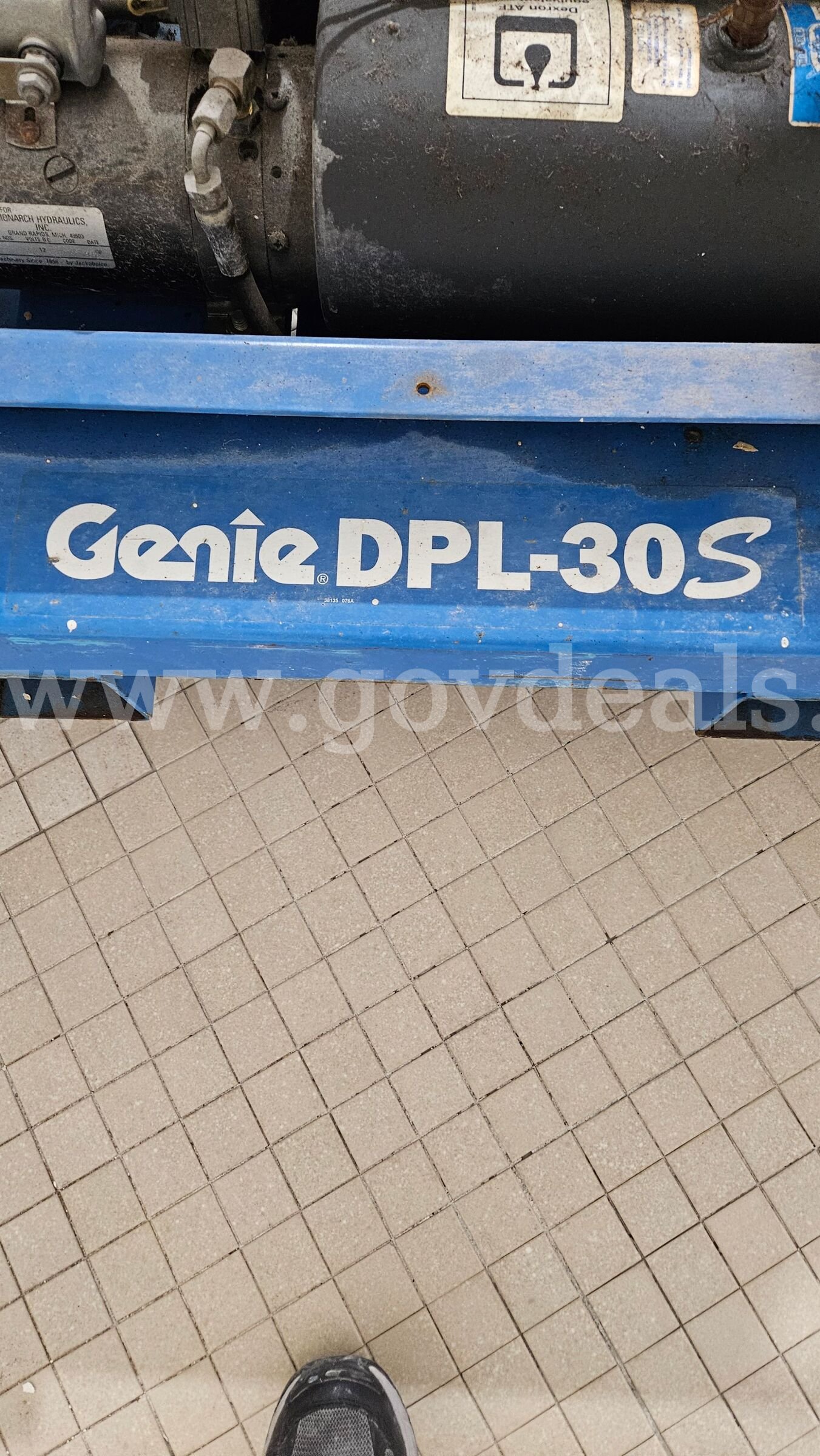 1997 Genie DPL-30S 30' Dual-Person Aerial Work Platform – 750 lb Capacity Genie 750 Government Surplus Auction - Photo #5
