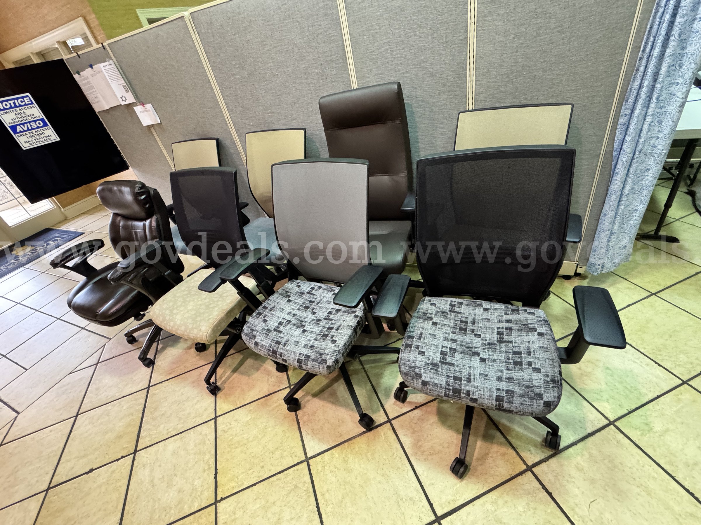 Lot of Used Office Chairs Assorted  Government Surplus Auction - Photo #3