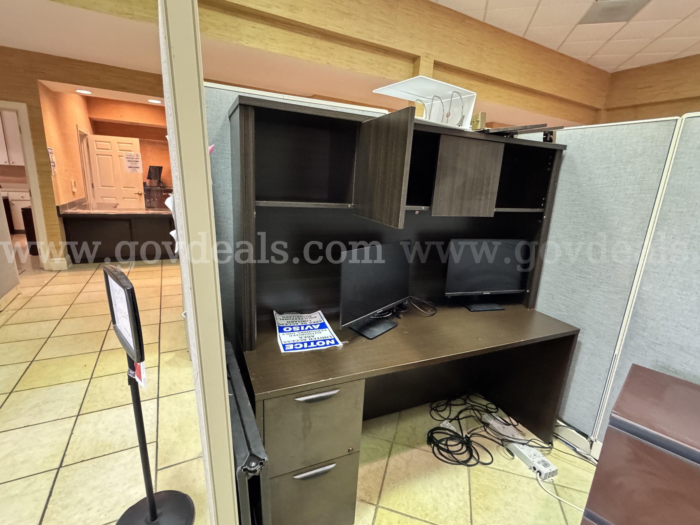 Used Office Furniture Room 4   Government Surplus Auction - Primary Photo