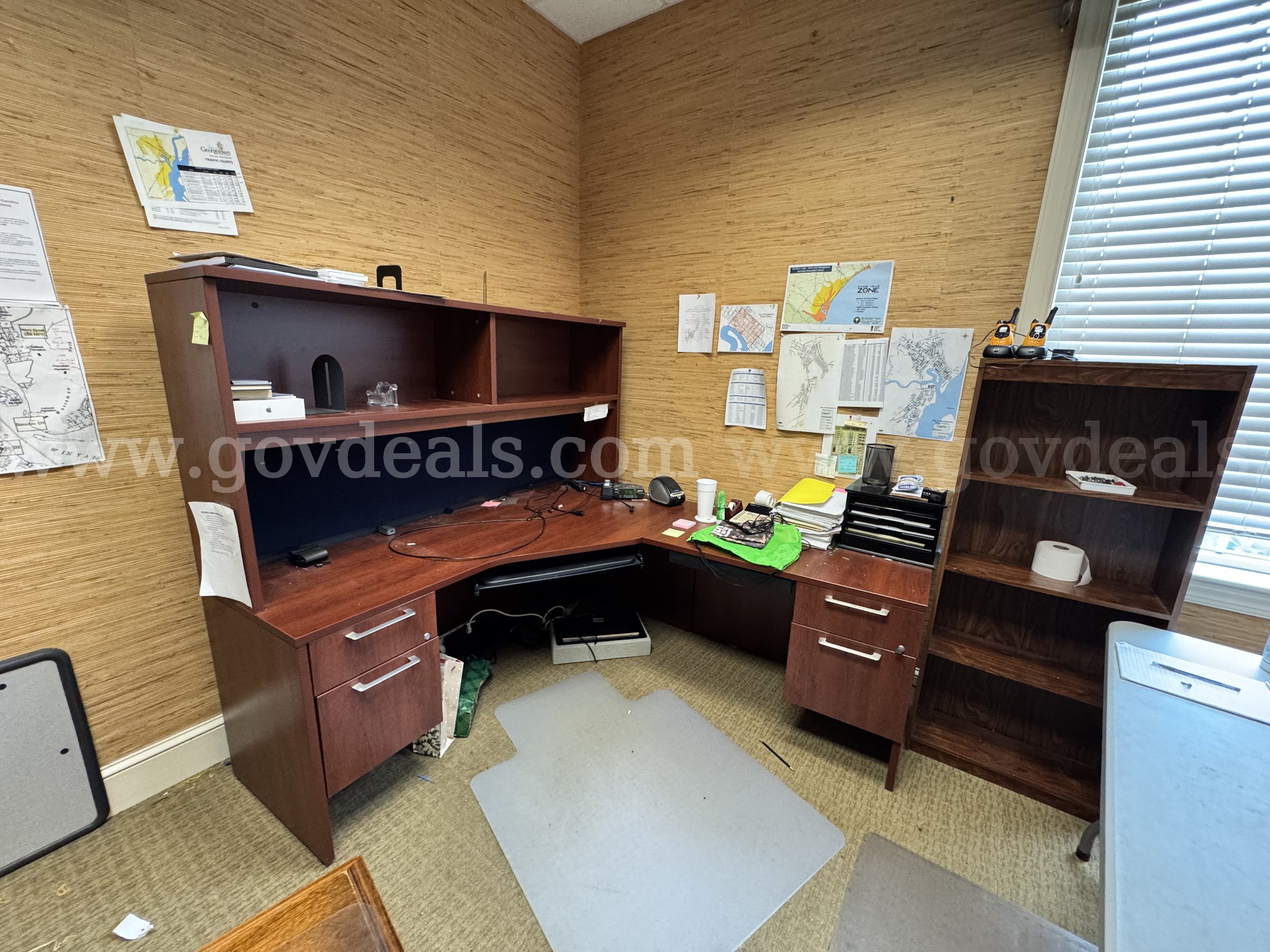 Used Office Furniture 3 Piece - Room 7   Government Surplus Auction - Photo #2
