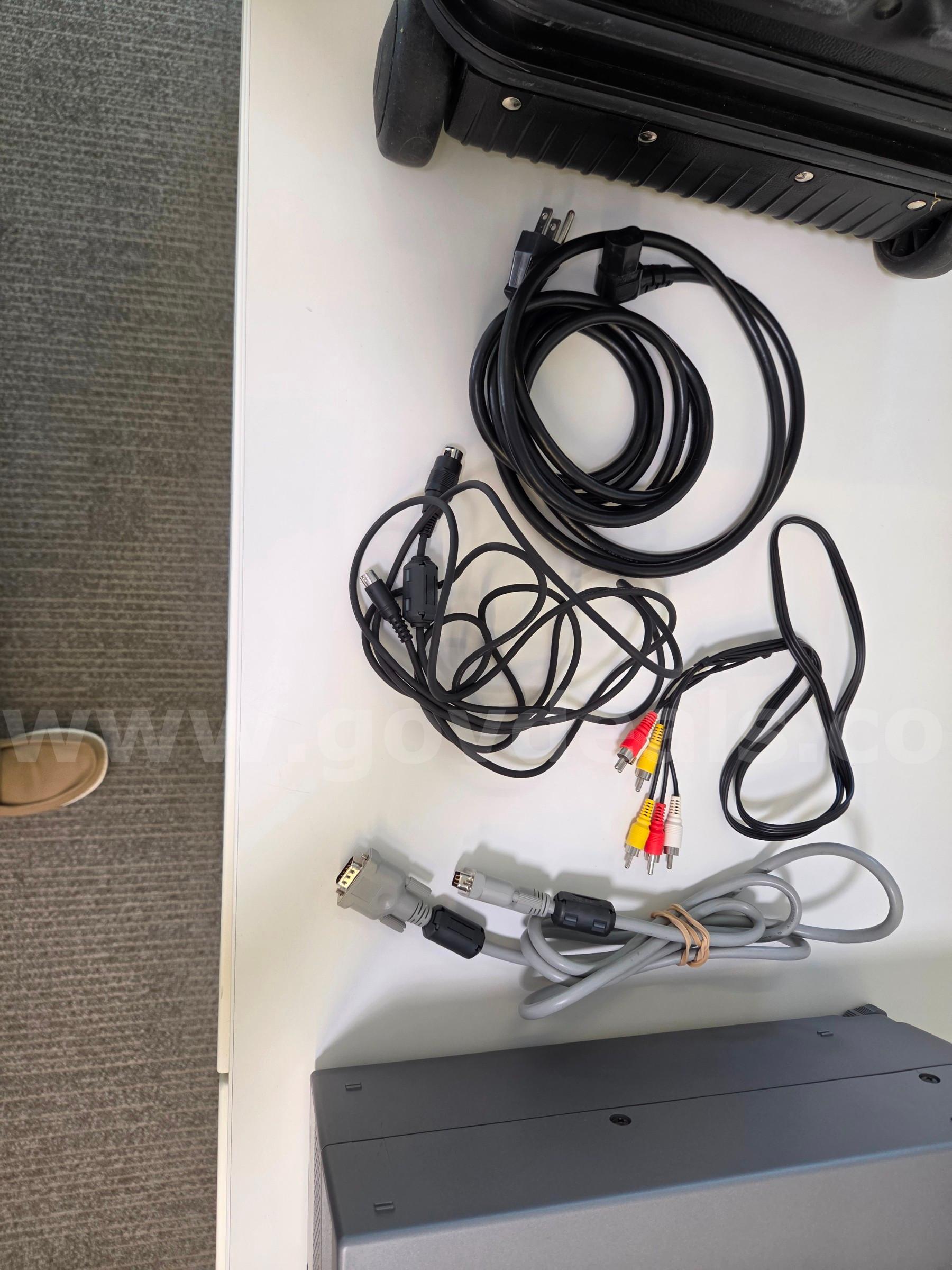 Portable Tripod Projection Screen & Sanyo PLC-5600N MultiMedia ProX-II Projector Da-Lite & Sanyo 5600N Government Surplus Auction - Photo #5