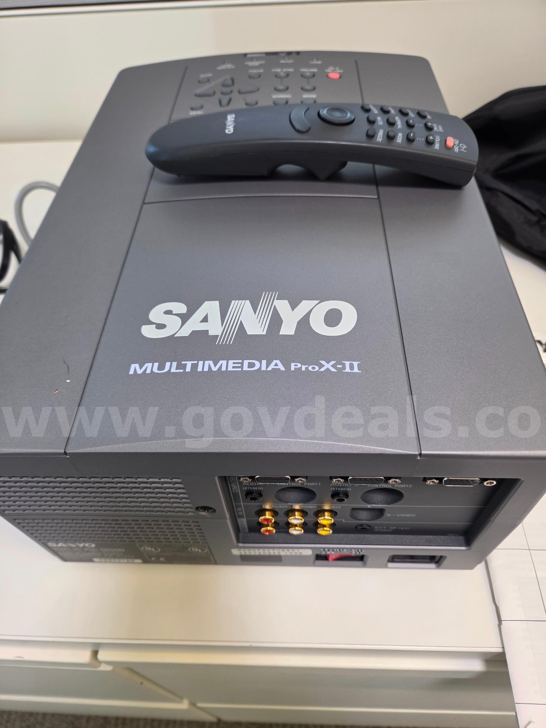 Portable Tripod Projection Screen & Sanyo PLC-5600N MultiMedia ProX-II Projector Da-Lite & Sanyo 5600N Government Surplus Auction - Photo #6