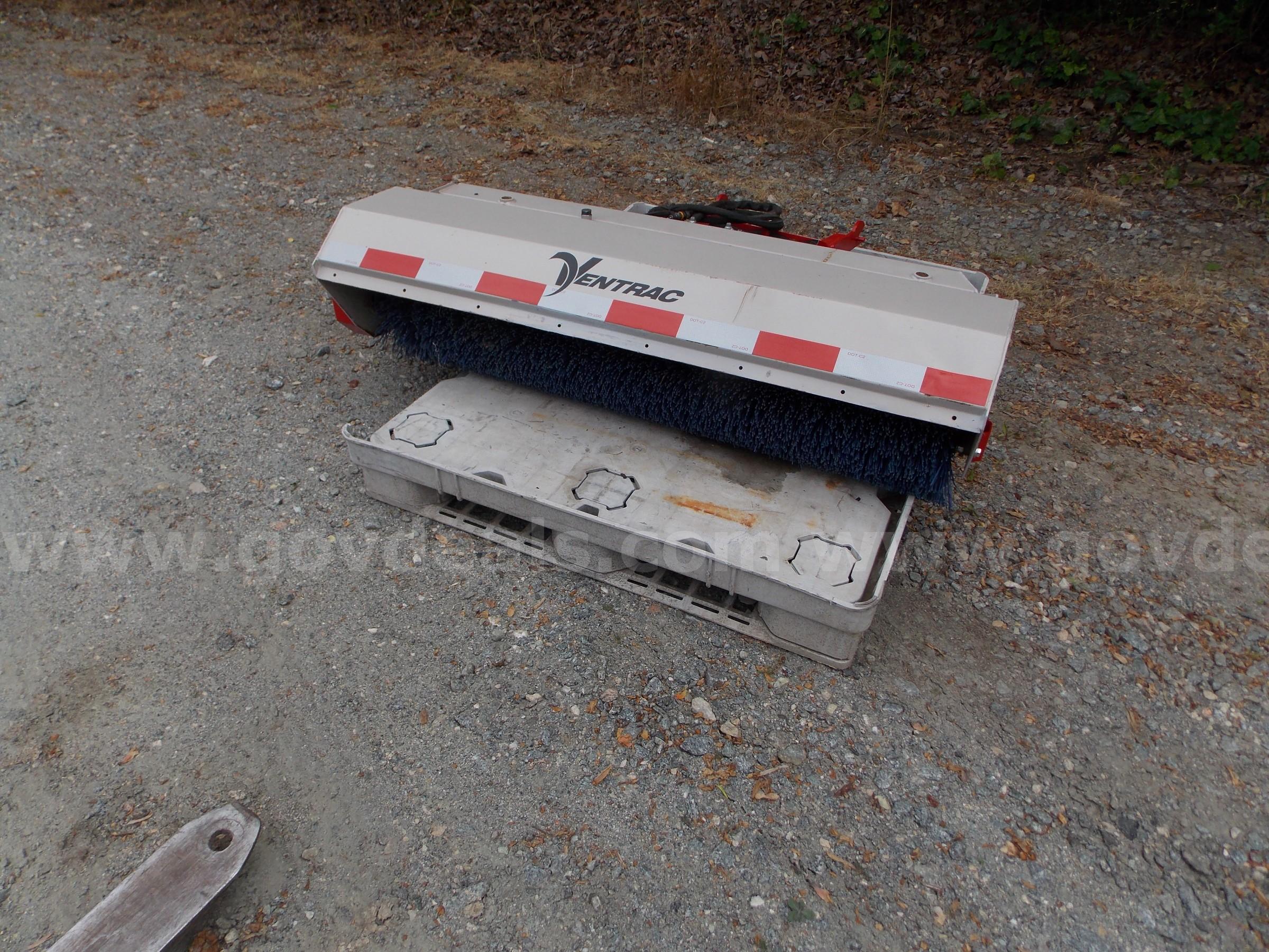 VENTRAC LB540 POWER ANGLE BROOM ATTACHMENT for 3400 Series Tractors  LB540 Government Surplus Auction - Photo #2