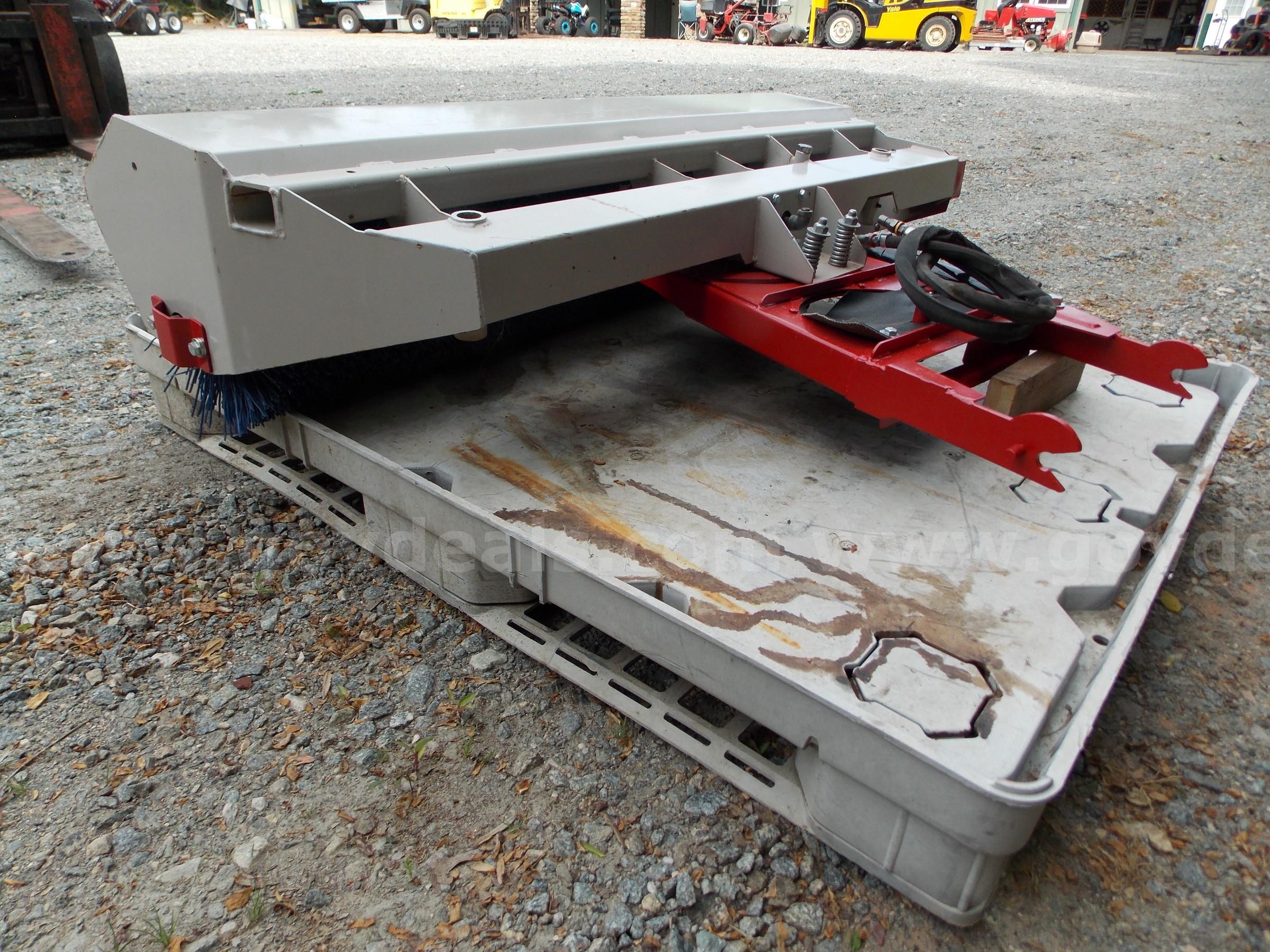 VENTRAC LB540 POWER ANGLE BROOM ATTACHMENT for 3400 Series Tractors  LB540 Government Surplus Auction - Photo #3