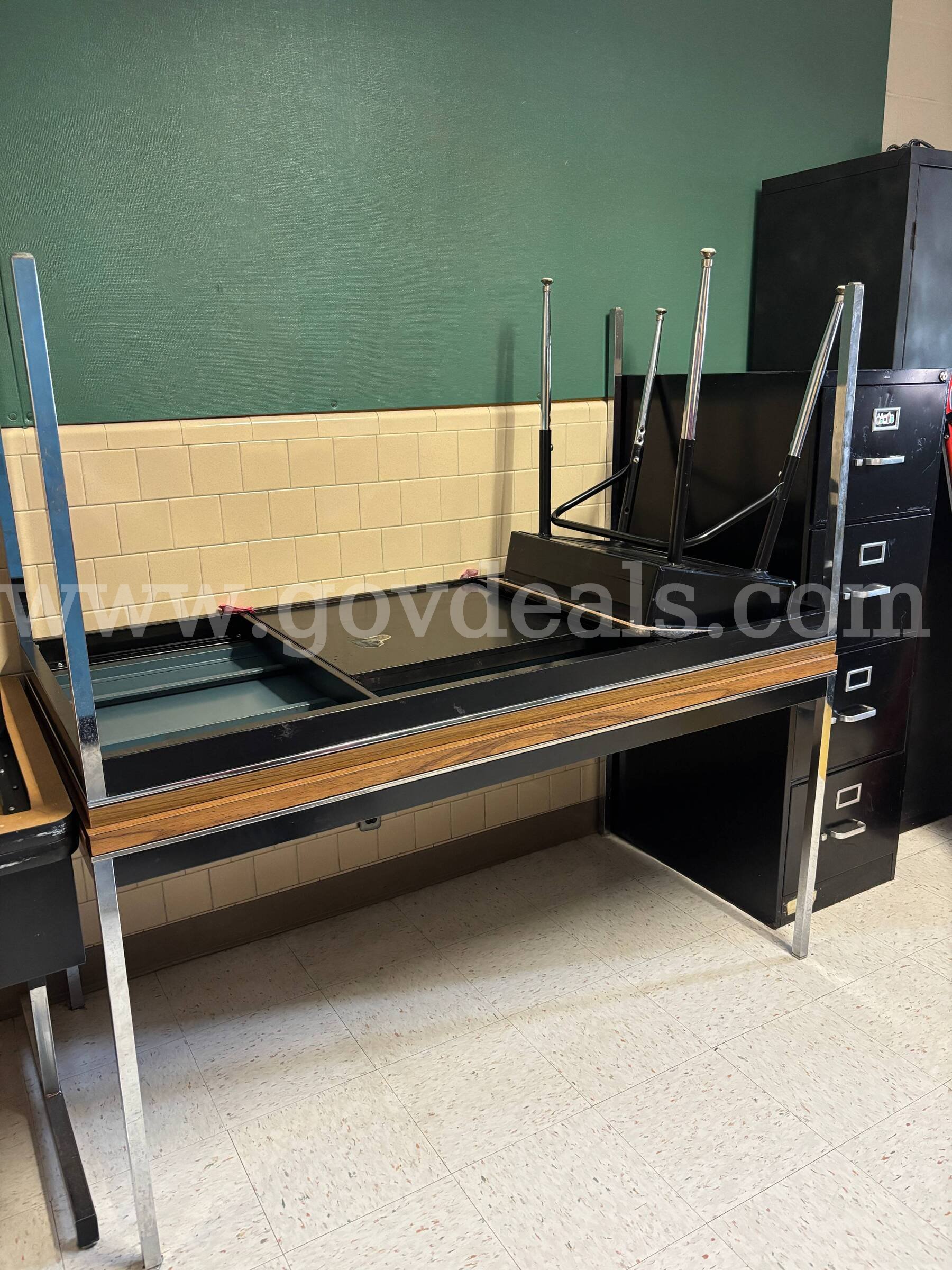8 Training Tables + 1 Student Desk   Government Surplus Auction - Photo #2