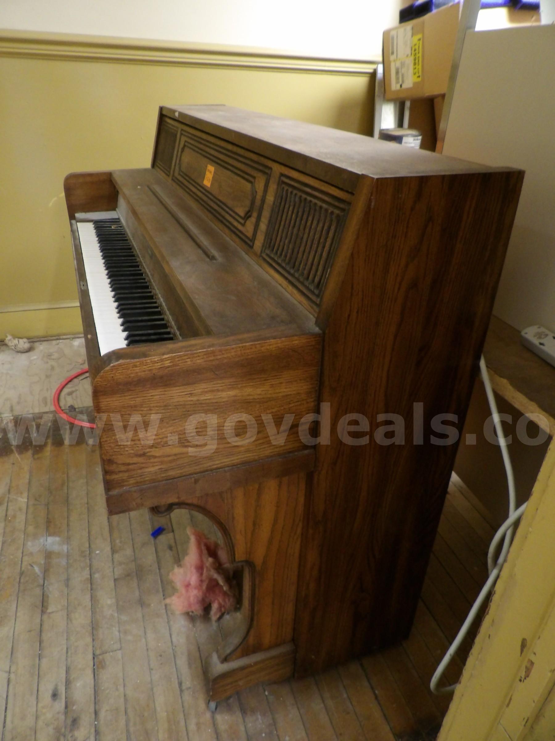 Grand Piano   Government Surplus Auction - Photo #2