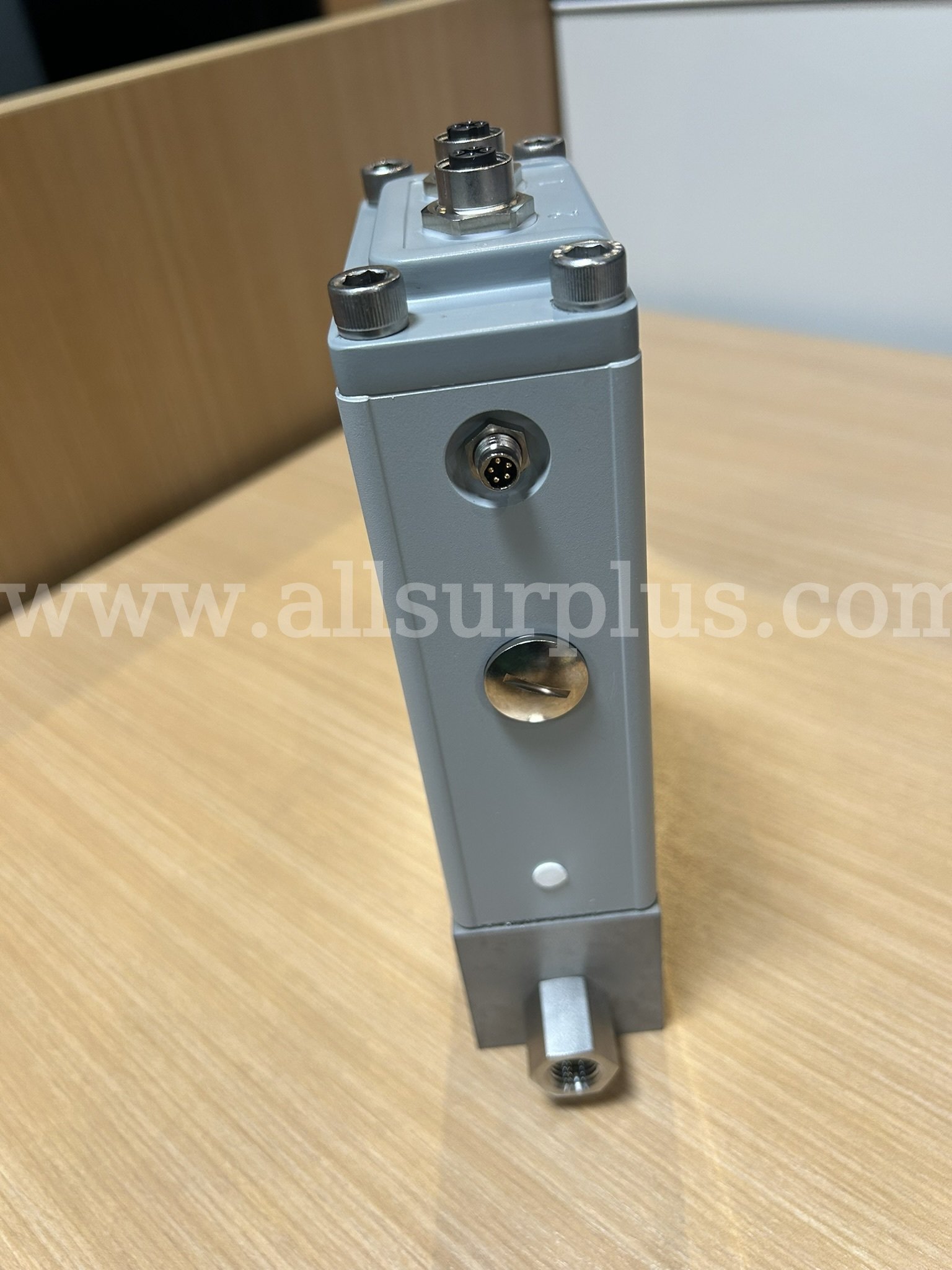 Brooks Digital Gas MFC for CO2 at 10 SLPM MFC Model: SLAMF5071GAB1A2A1   Government Surplus Auction - Photo #4