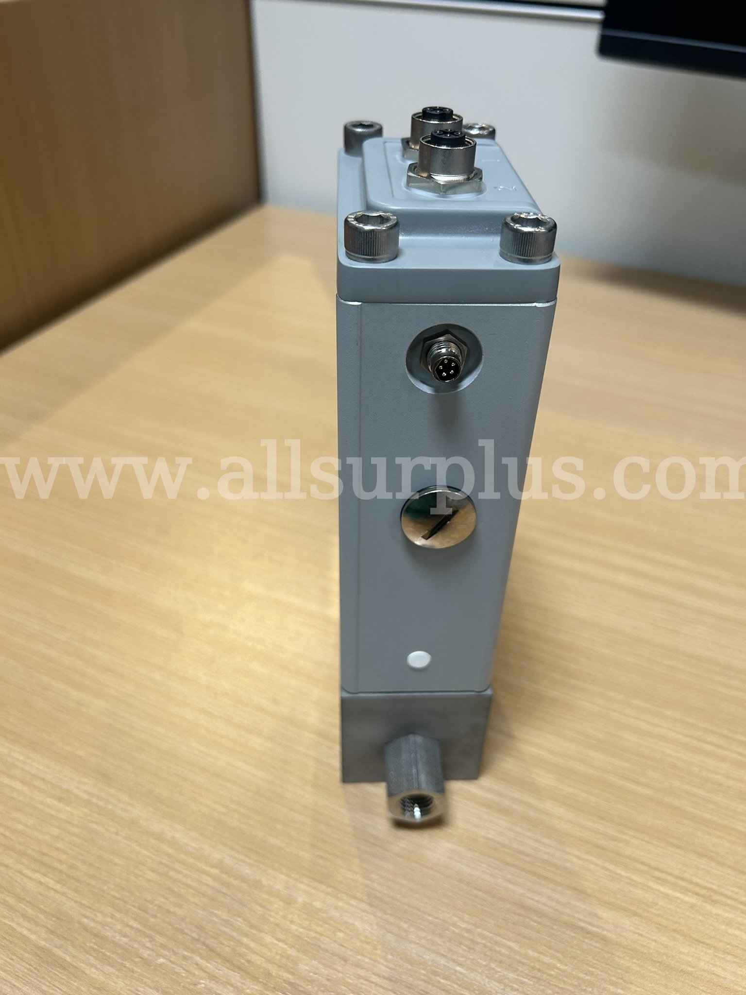 Brooks Digital Gas MFC for Nitrogen at 10 SLPM MFC Model: SLAMF5071GAB1A2A1   Government Surplus Auction - Photo #4