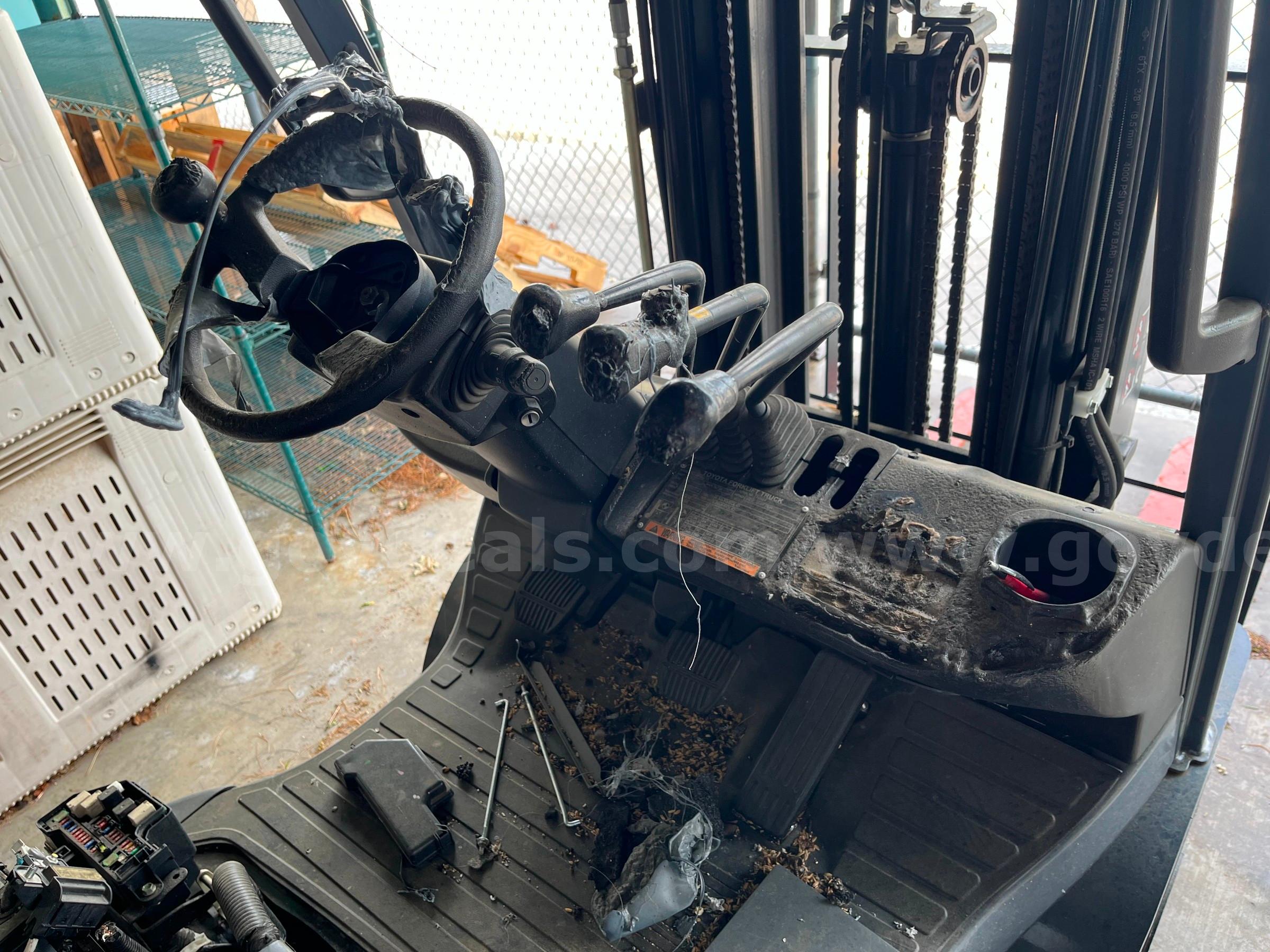Toyota Lift Truck Toyota 50-8FGU15 Government Surplus Auction - Photo #5
