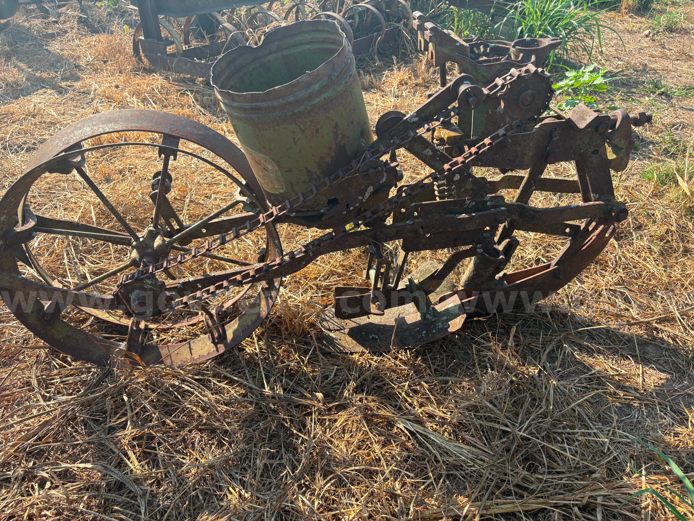 John Deere One Row Corn Planter John Deere  Government Surplus Auction - Primary Photo