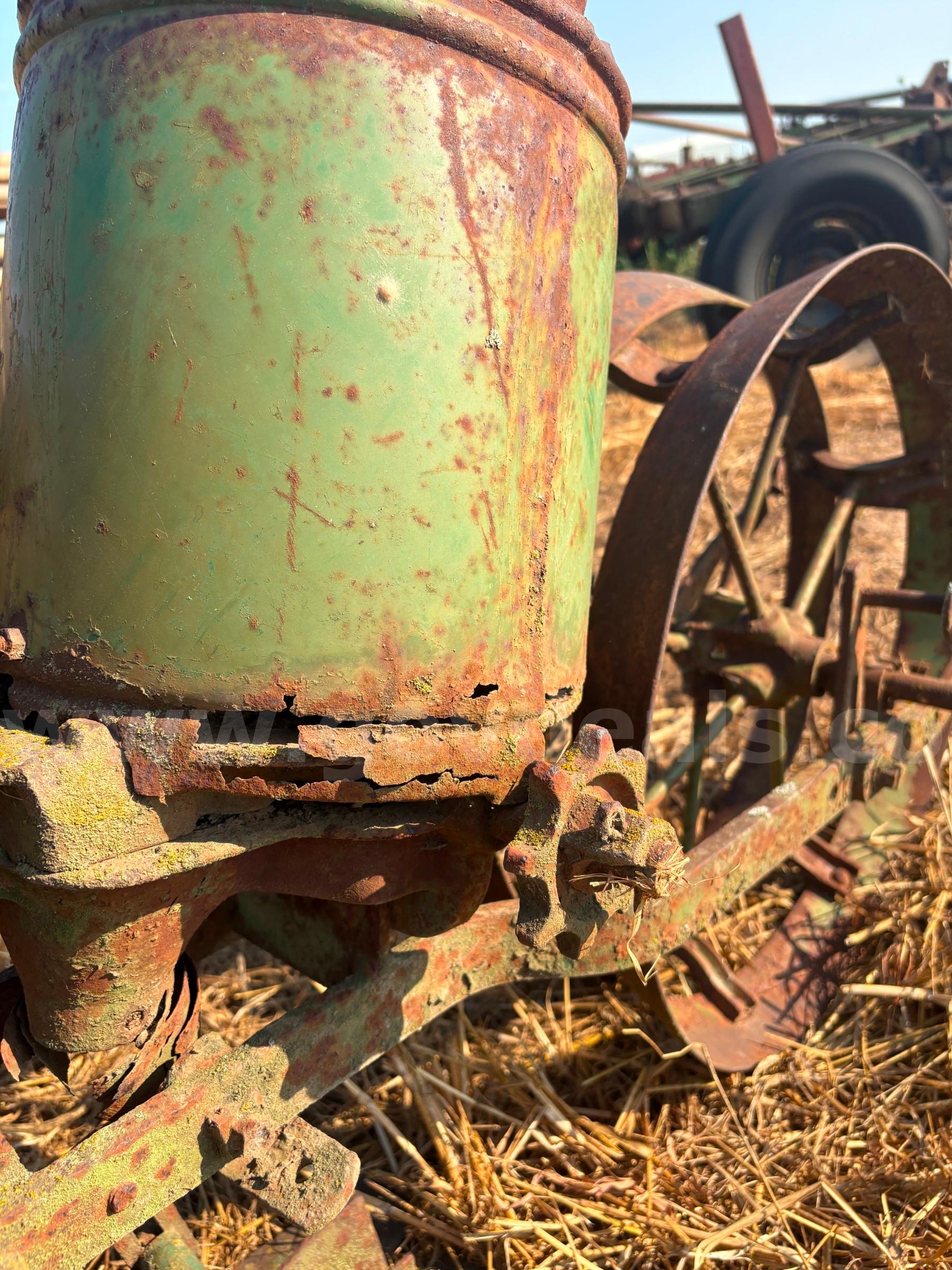 John Deere One Row Corn Planter John Deere  Government Surplus Auction - Photo #2
