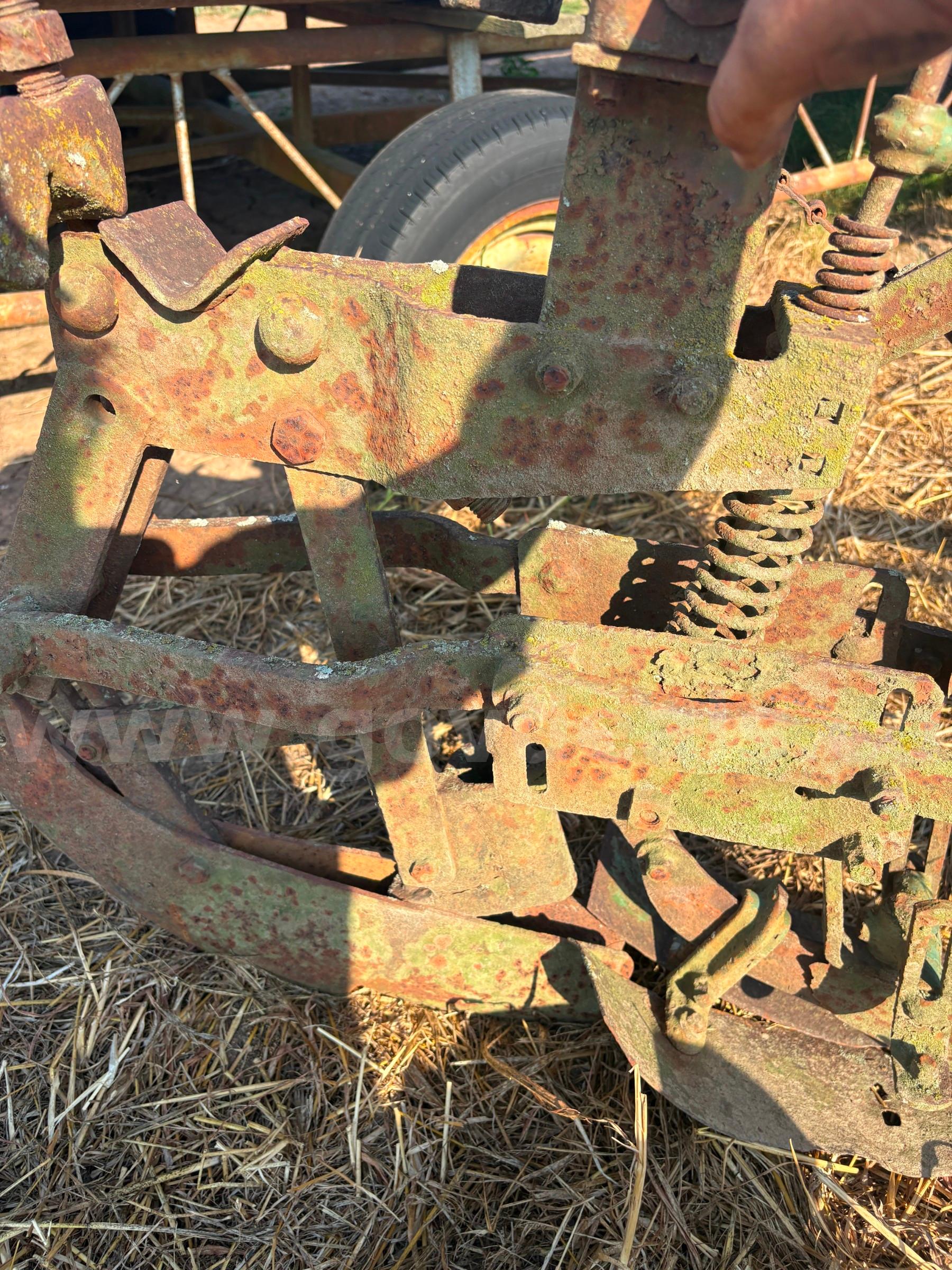 John Deere One Row Corn Planter John Deere  Government Surplus Auction - Photo #5