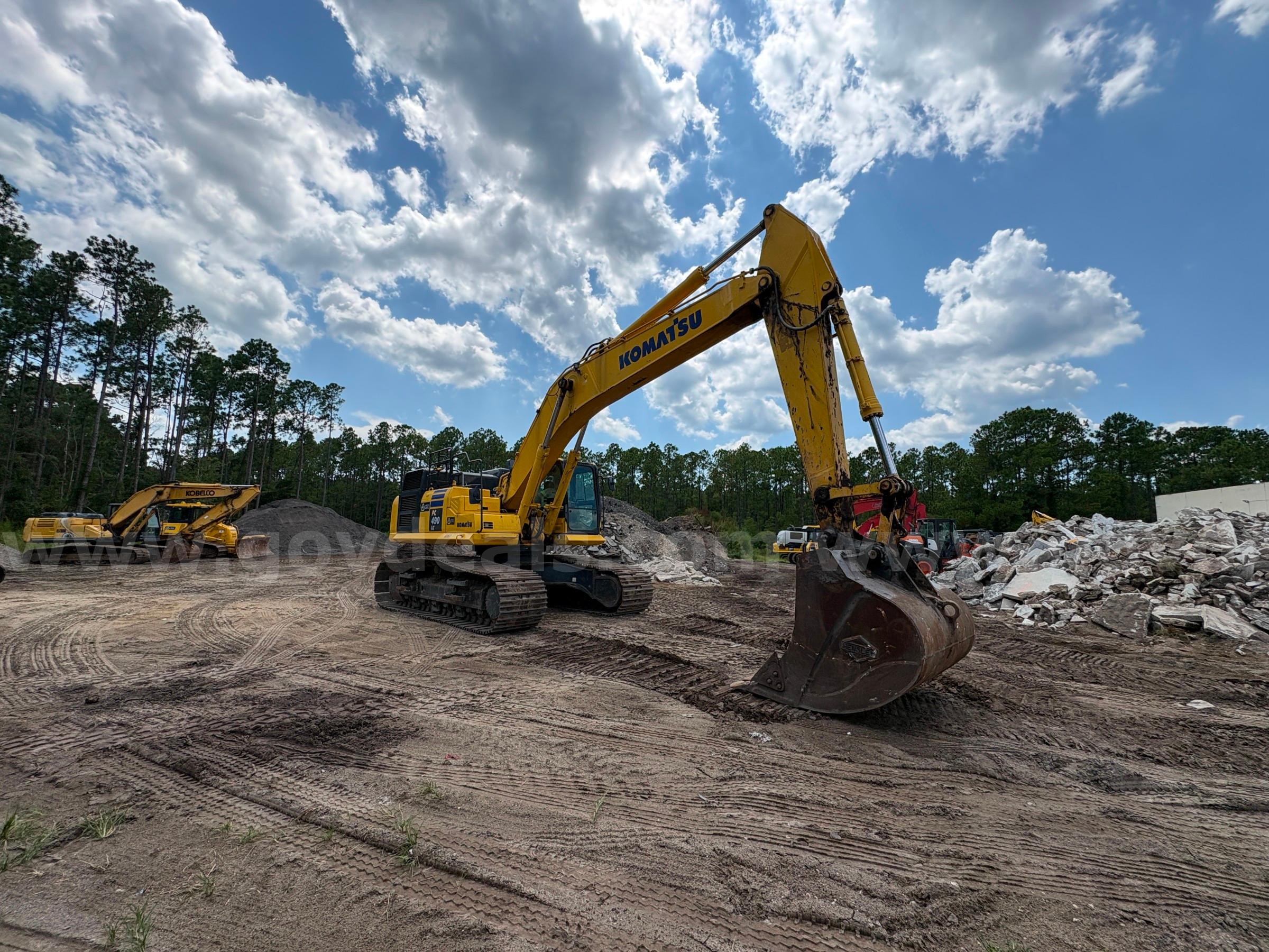 2024 Komatsu PC490LC-11 Hydraulic Excavator Komatsu PC490LC Government Surplus Auction - Photo #4