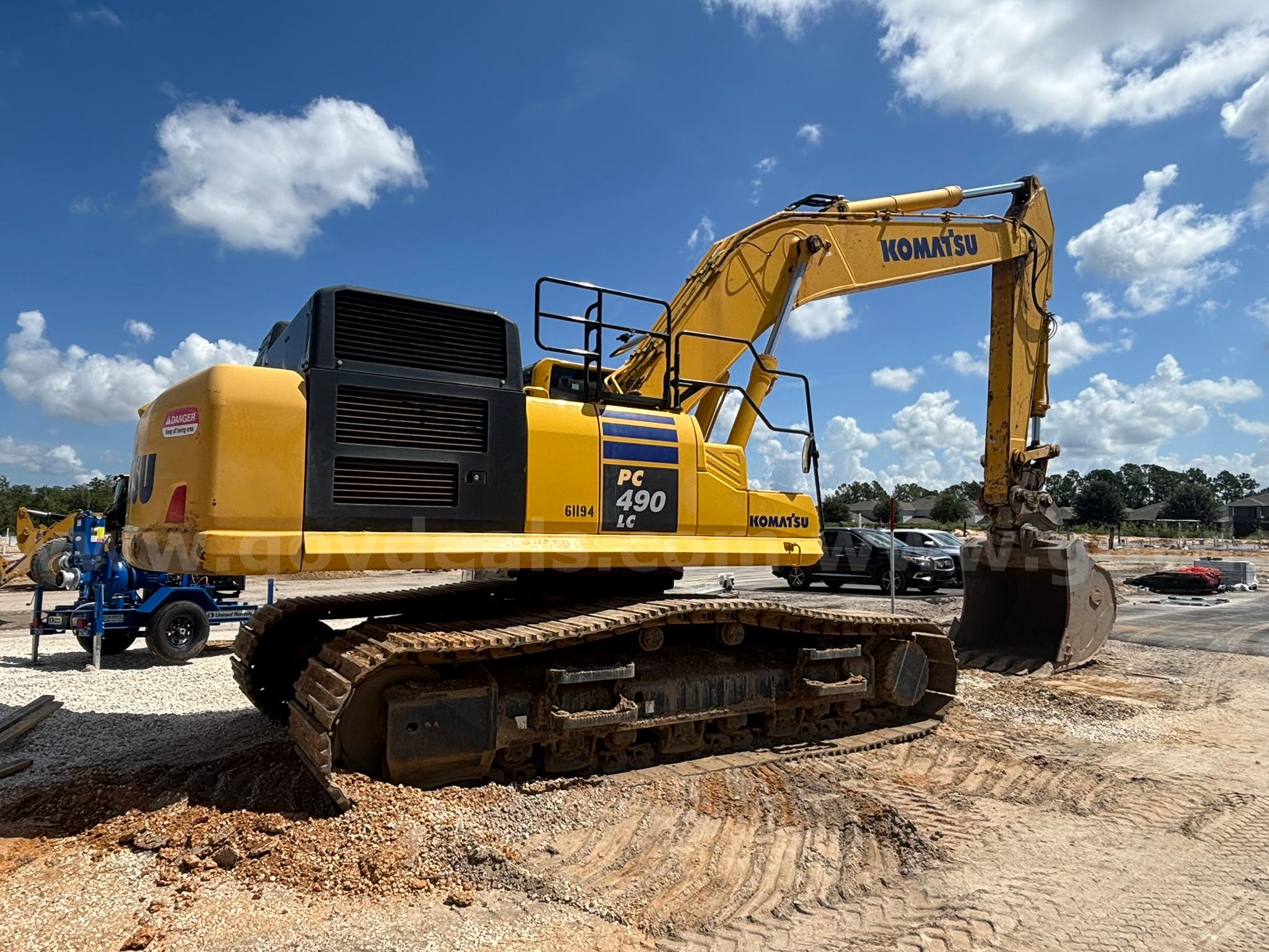 2024 Komatsu PC490LC-11 Hydraulic Excavator Komatsu PC490LC Government Surplus Auction - Photo #3
