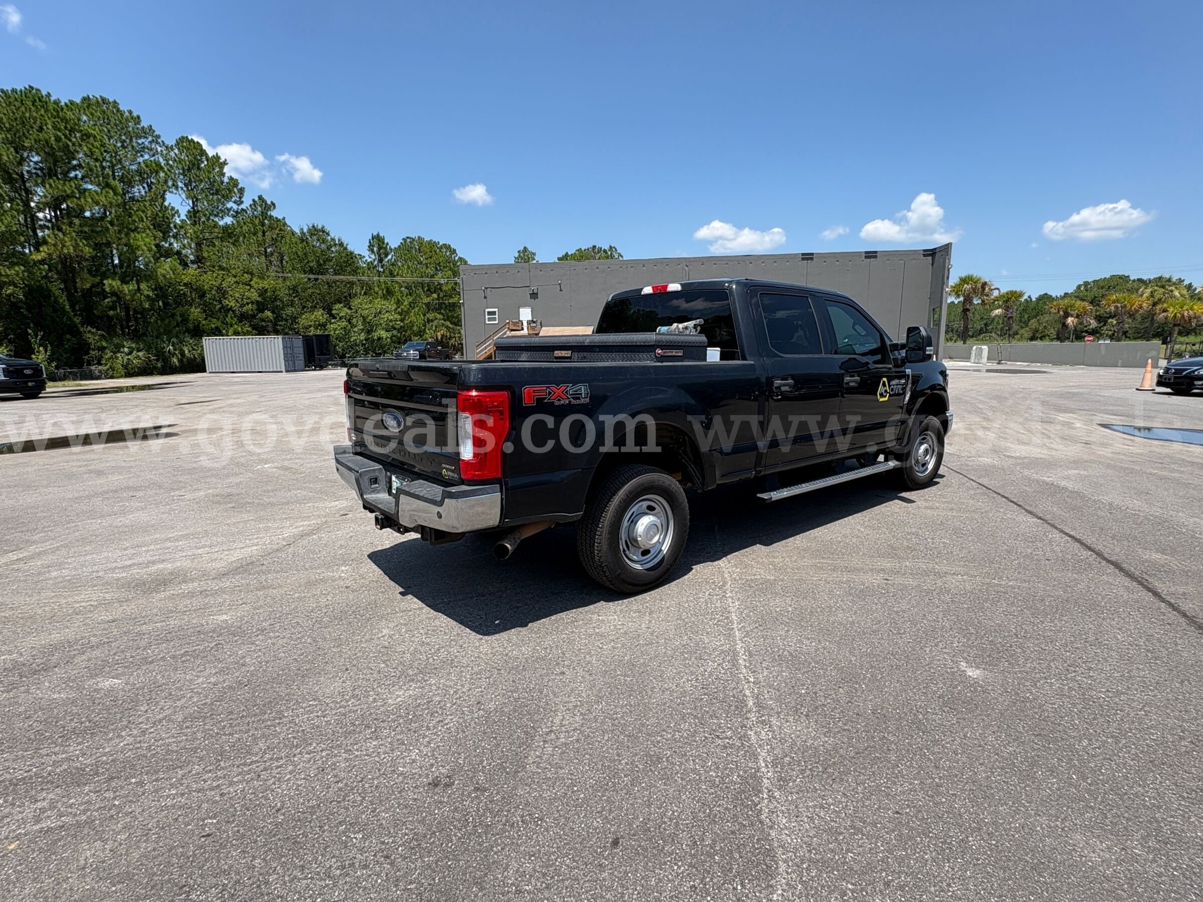 2017 Ford F-250 SD 4x4 Crew Cab Pickup Ford F-250 Government Surplus Auction - Photo #3