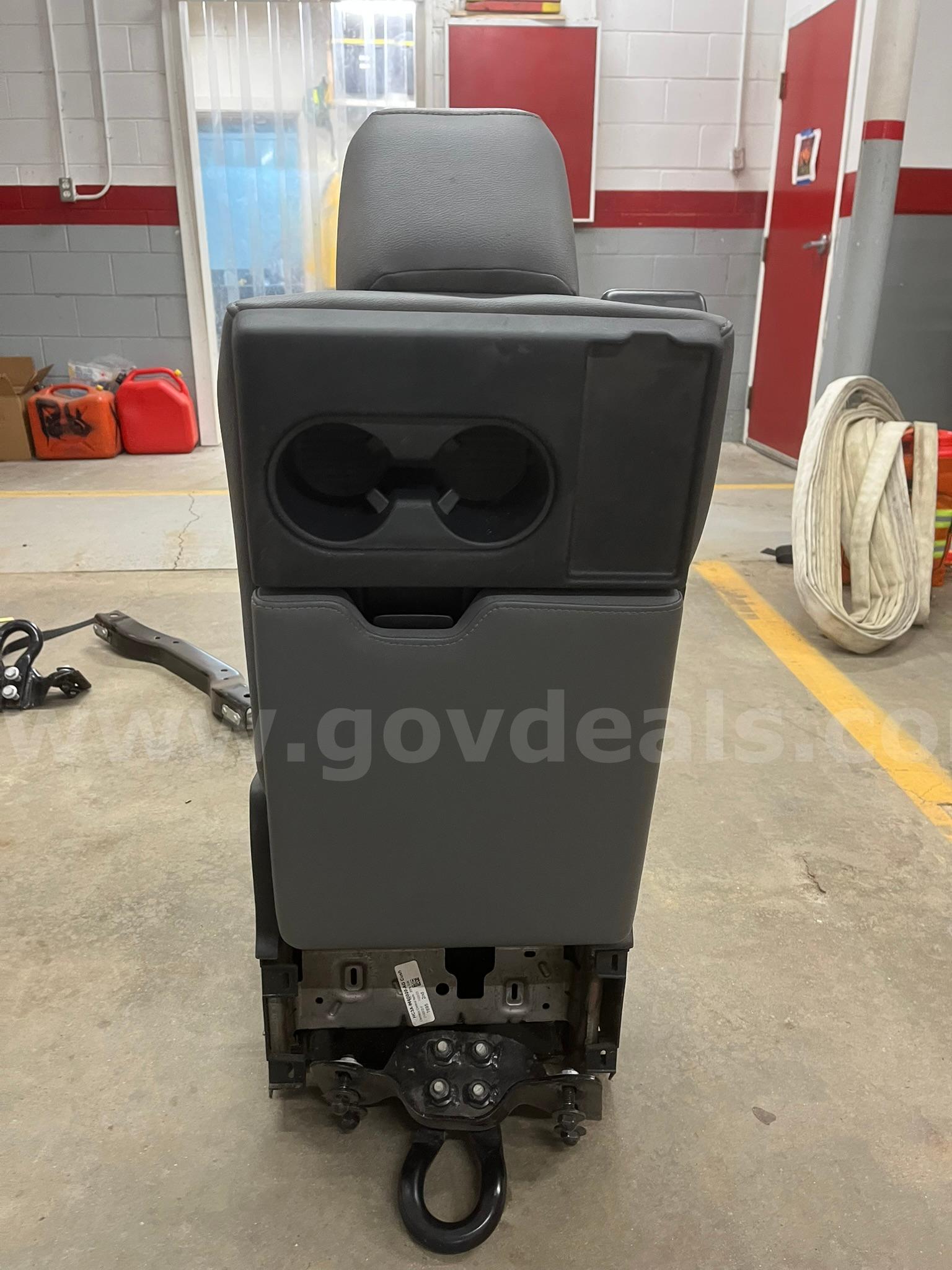2023 Ford F-550 Front console seat Ford F-550 Government Surplus Auction - Photo #2