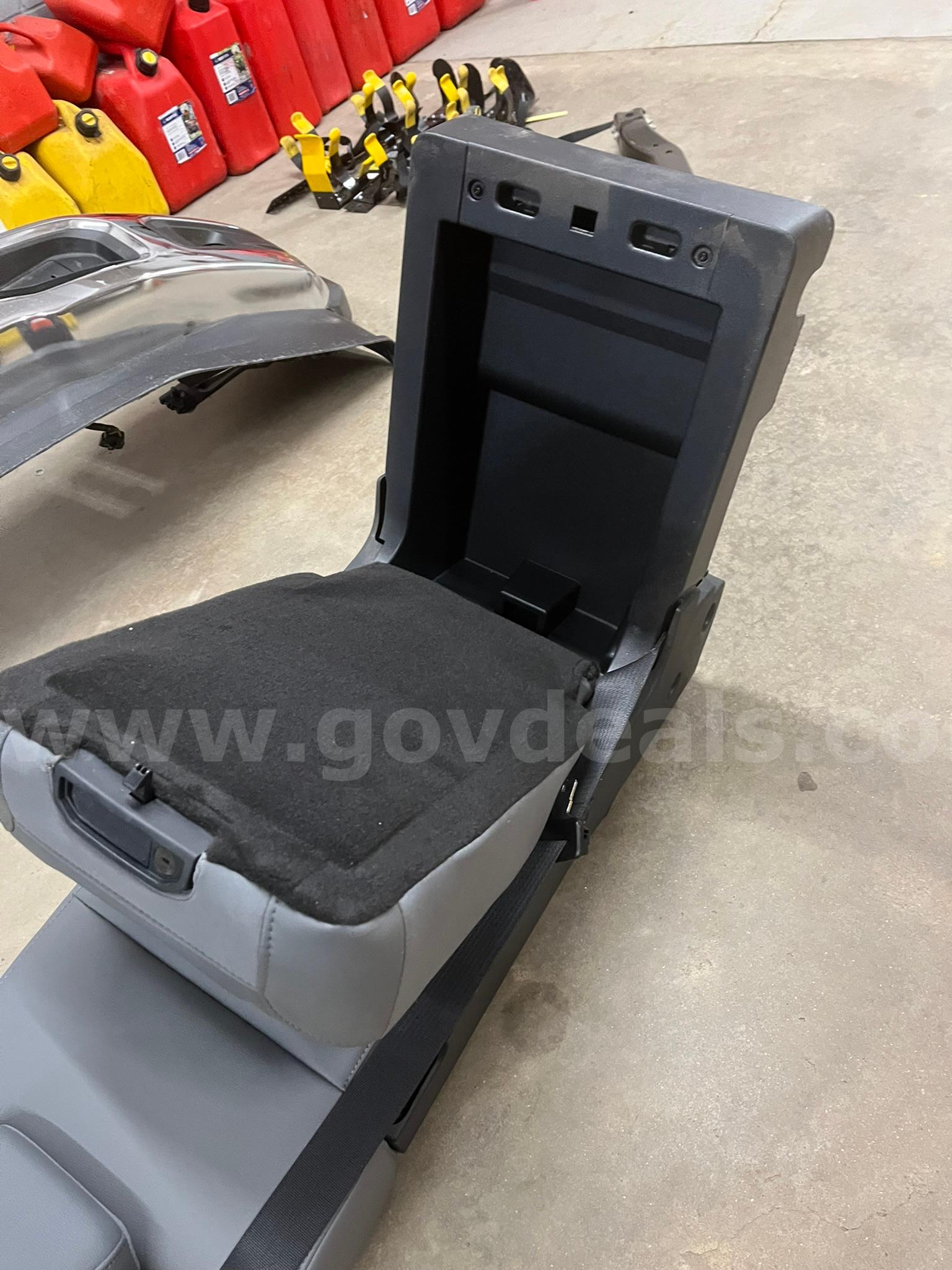 2023 Ford F-550 Front console seat Ford F-550 Government Surplus Auction - Photo #3