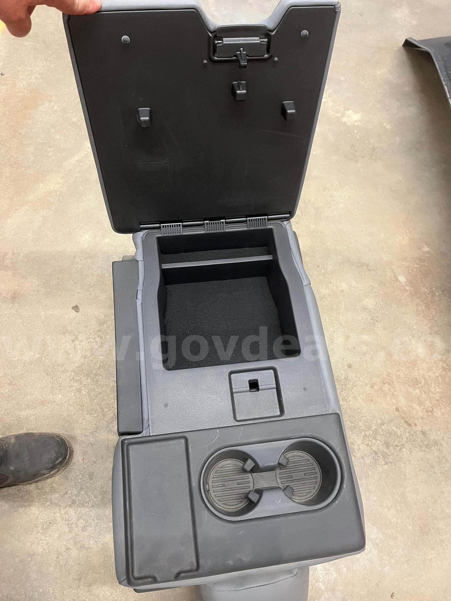 2023 Ford F-550 Front console seat Ford F-550 Government Surplus Auction - Photo #4