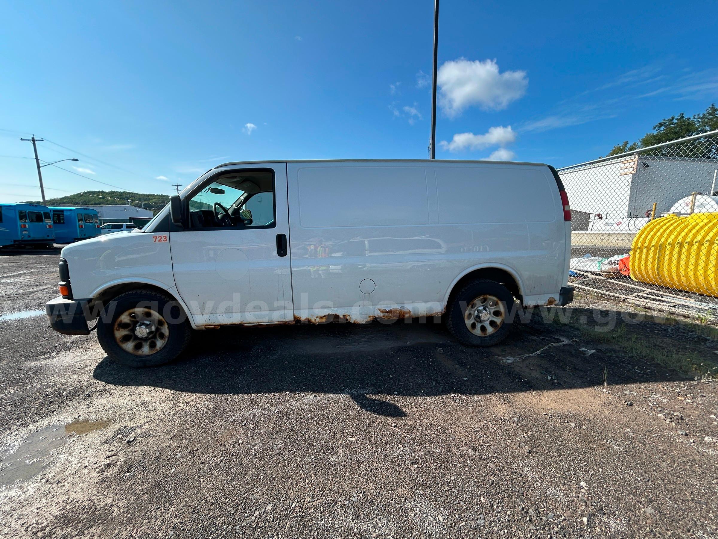 2011 Chevrolet Express Cargo VAN  LOW MILEAGE!!  SEE VIDEO!! Chevrolet Express Government Surplus Auction - Photo #2
