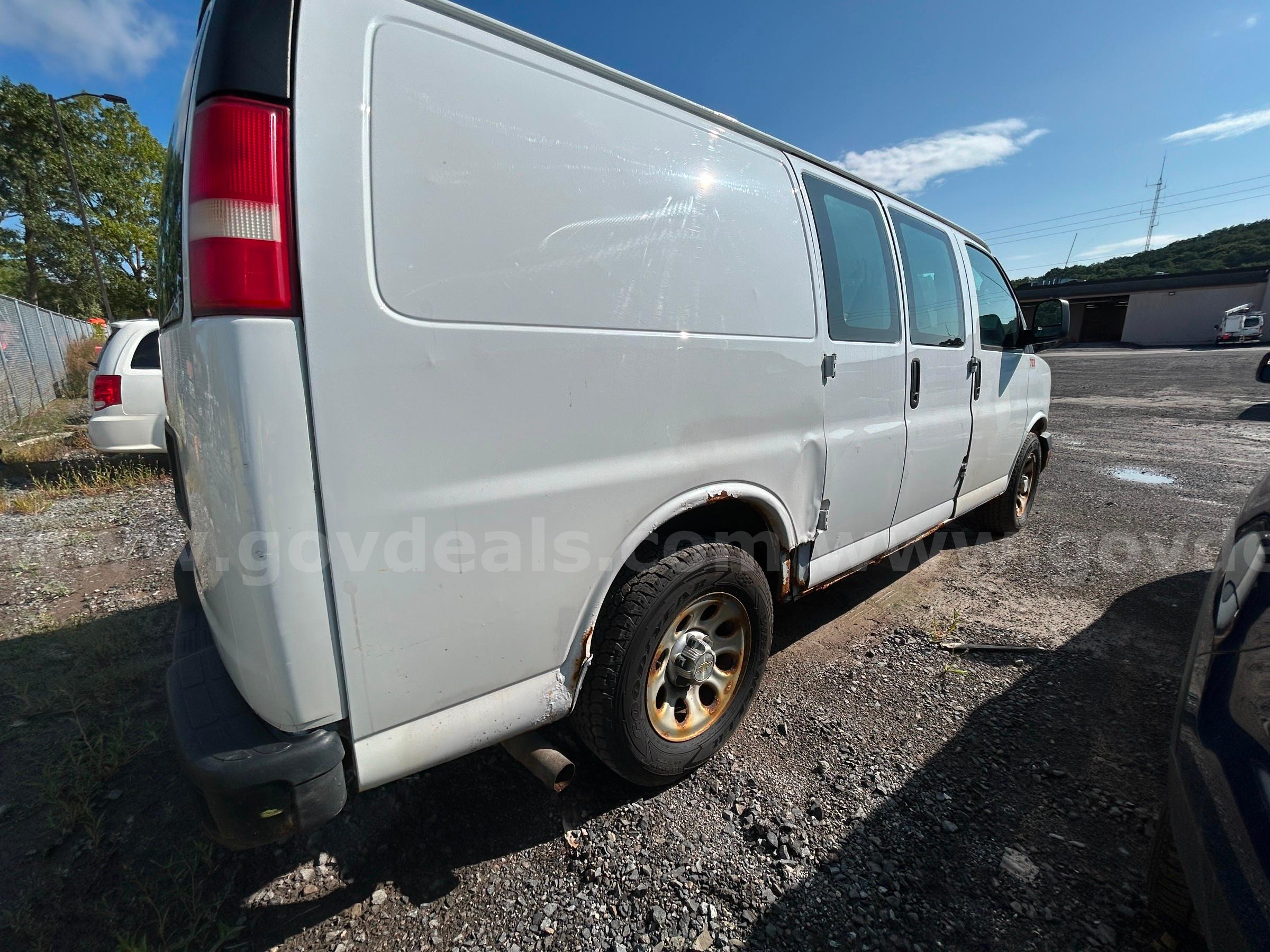 2011 Chevrolet Express Cargo VAN  LOW MILEAGE!!  SEE VIDEO!! Chevrolet Express Government Surplus Auction - Photo #6