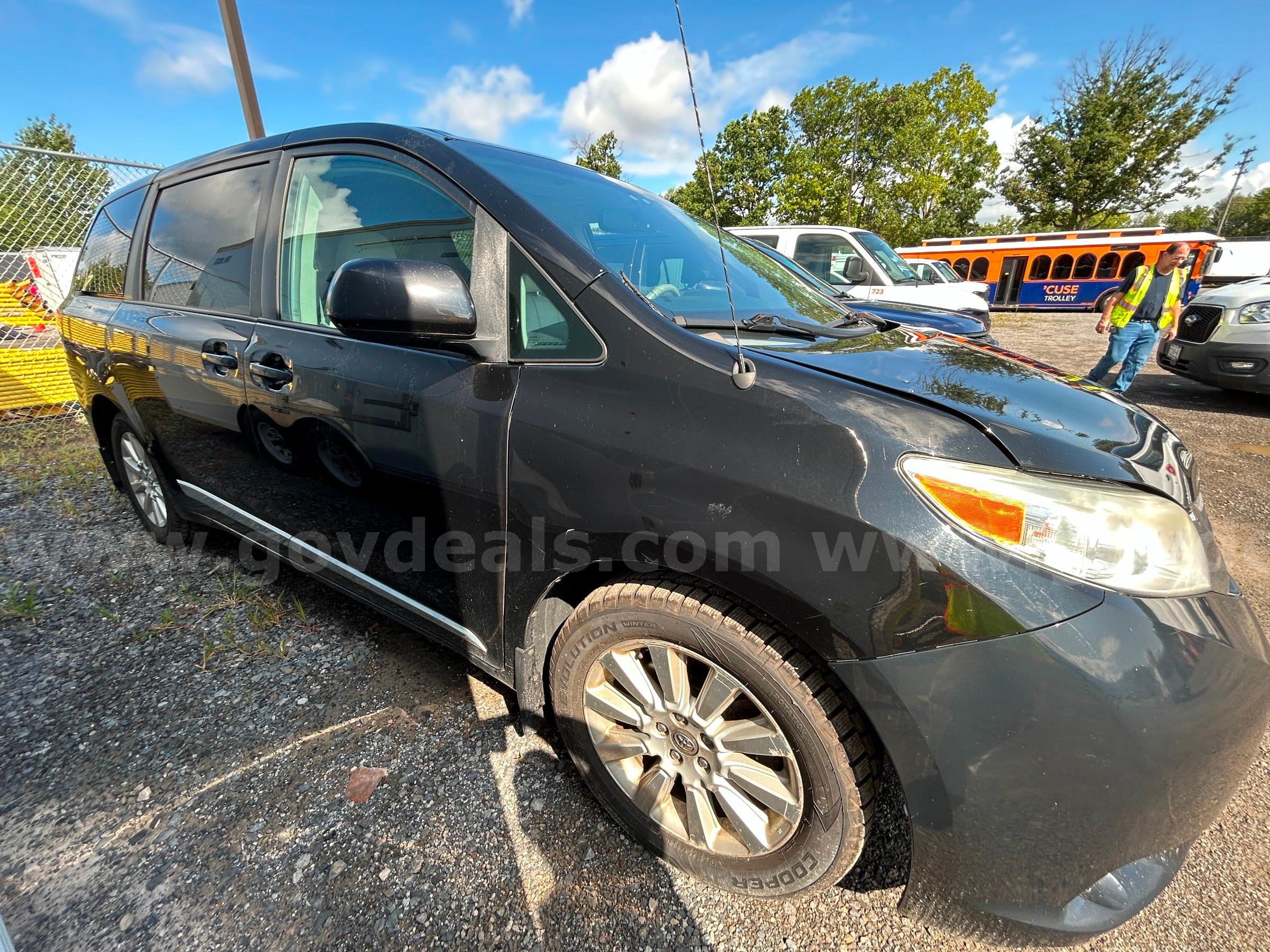 2014 Toyota Sienna  SEE VIDEO!!! Toyota Sienna Government Surplus Auction - Photo #4