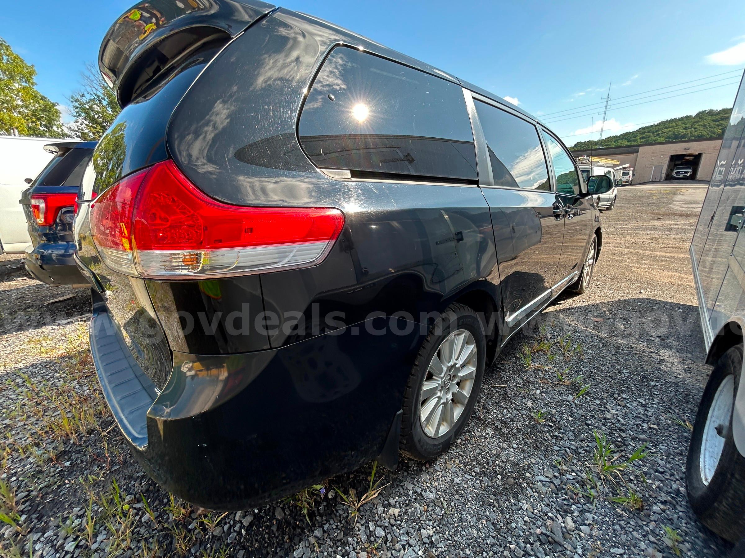 2014 Toyota Sienna  SEE VIDEO!!! Toyota Sienna Government Surplus Auction - Photo #6