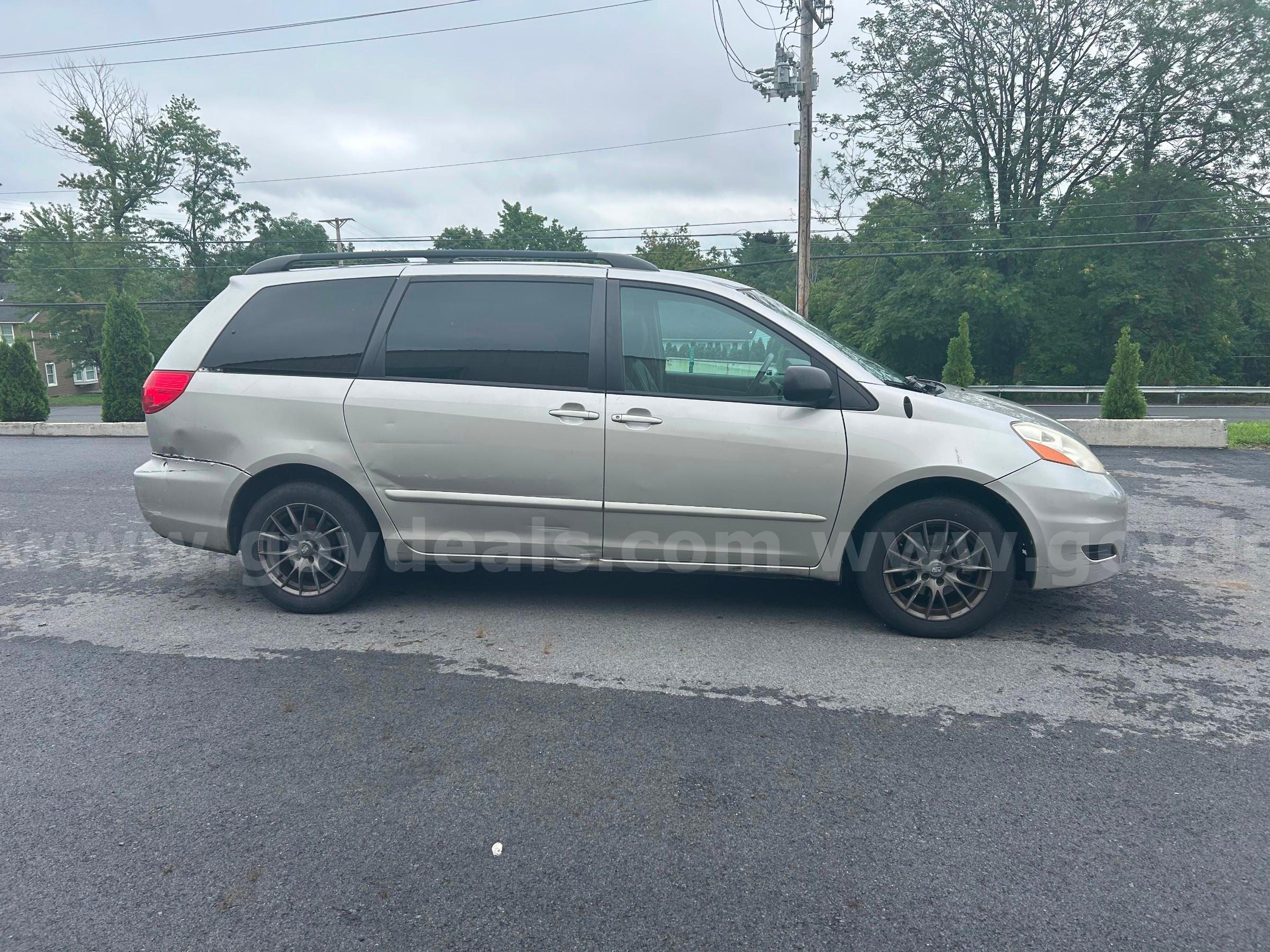 2009 Toyota Sienna CE - FWD Toyota Sienna Government Surplus Auction - Photo #2