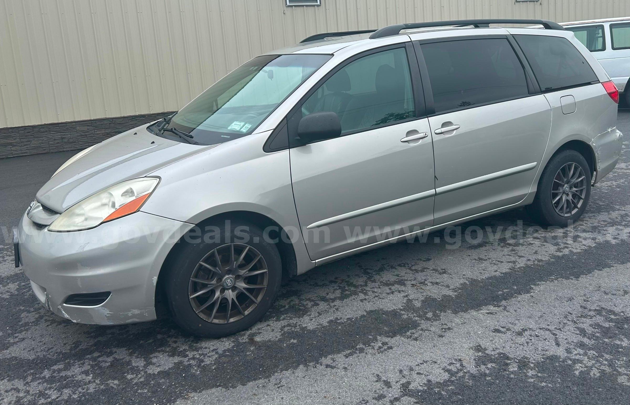 2009 Toyota Sienna CE - FWD Toyota Sienna Government Surplus Auction - Photo #4