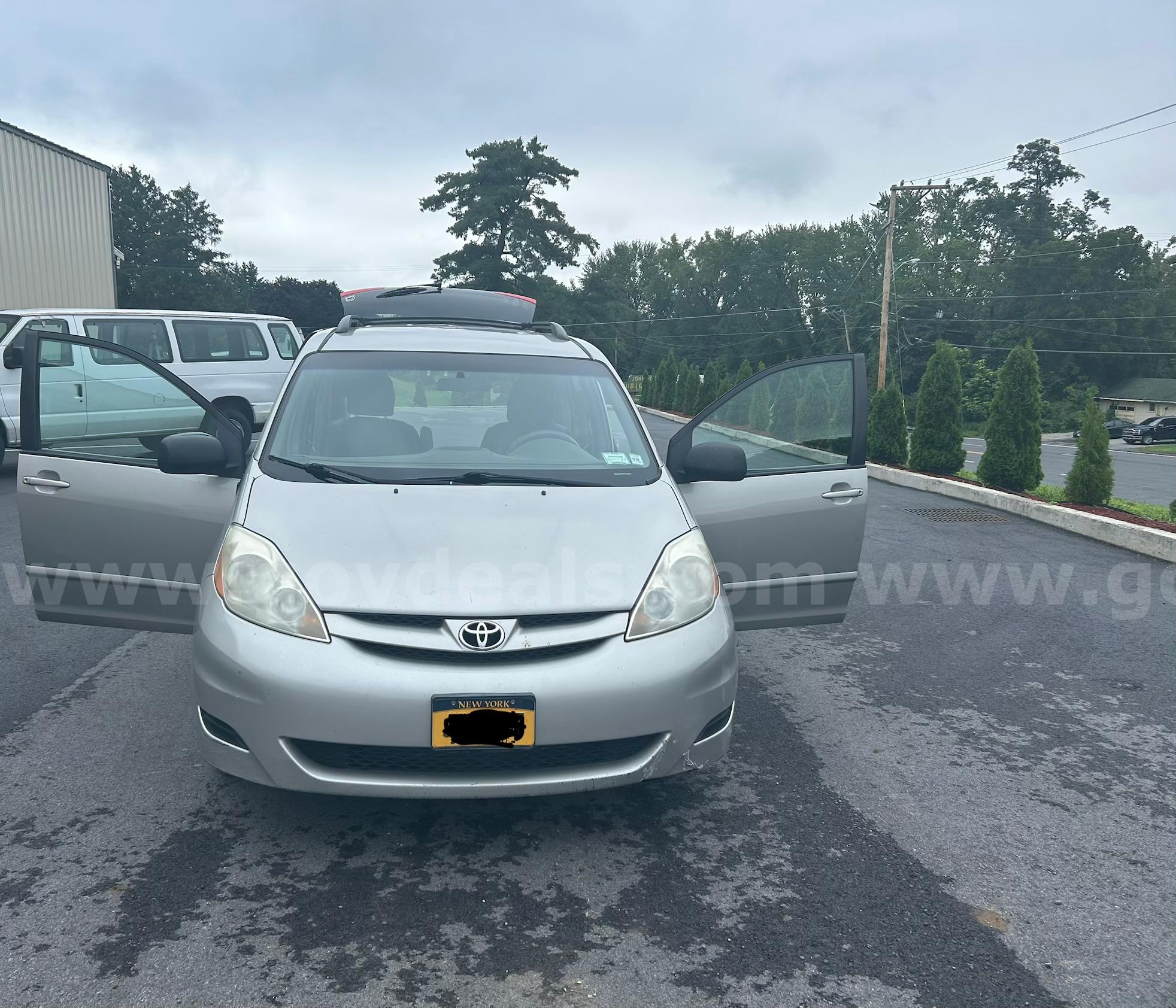 2009 Toyota Sienna CE - FWD Toyota Sienna Government Surplus Auction - Photo #5