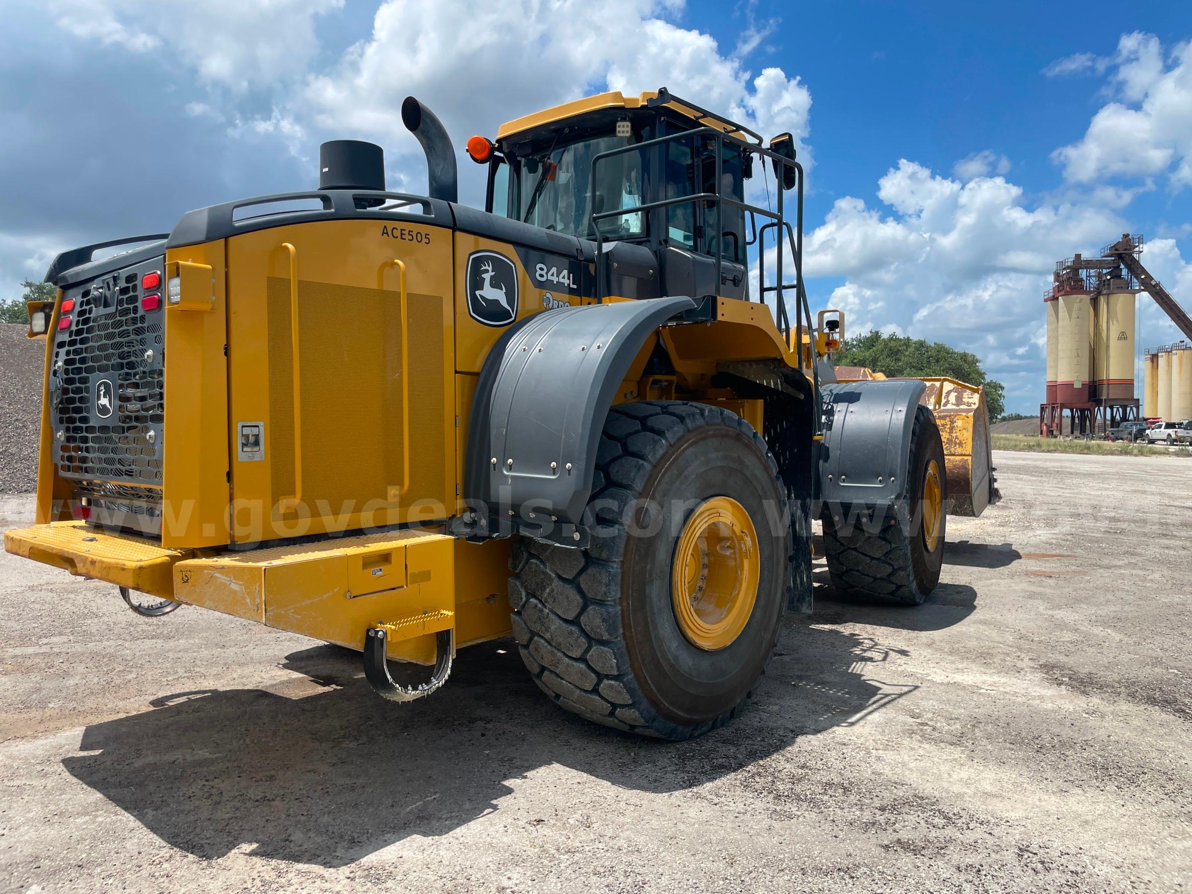 2021 John Deere 844L 4WD Articulated Wheel Loader John Deere 844L Government Surplus Auction - Photo #3