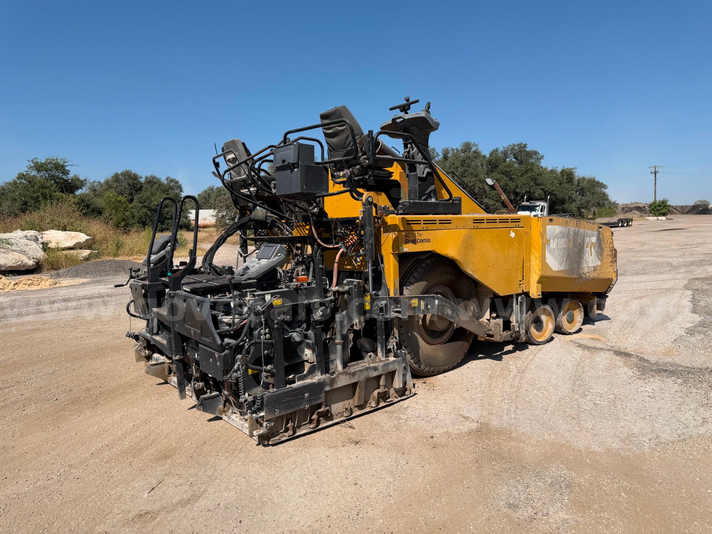 2015 Caterpillar AP1000F  Asphalt Paver Caterpillar AP1000F Government Surplus Auction - Photo #4