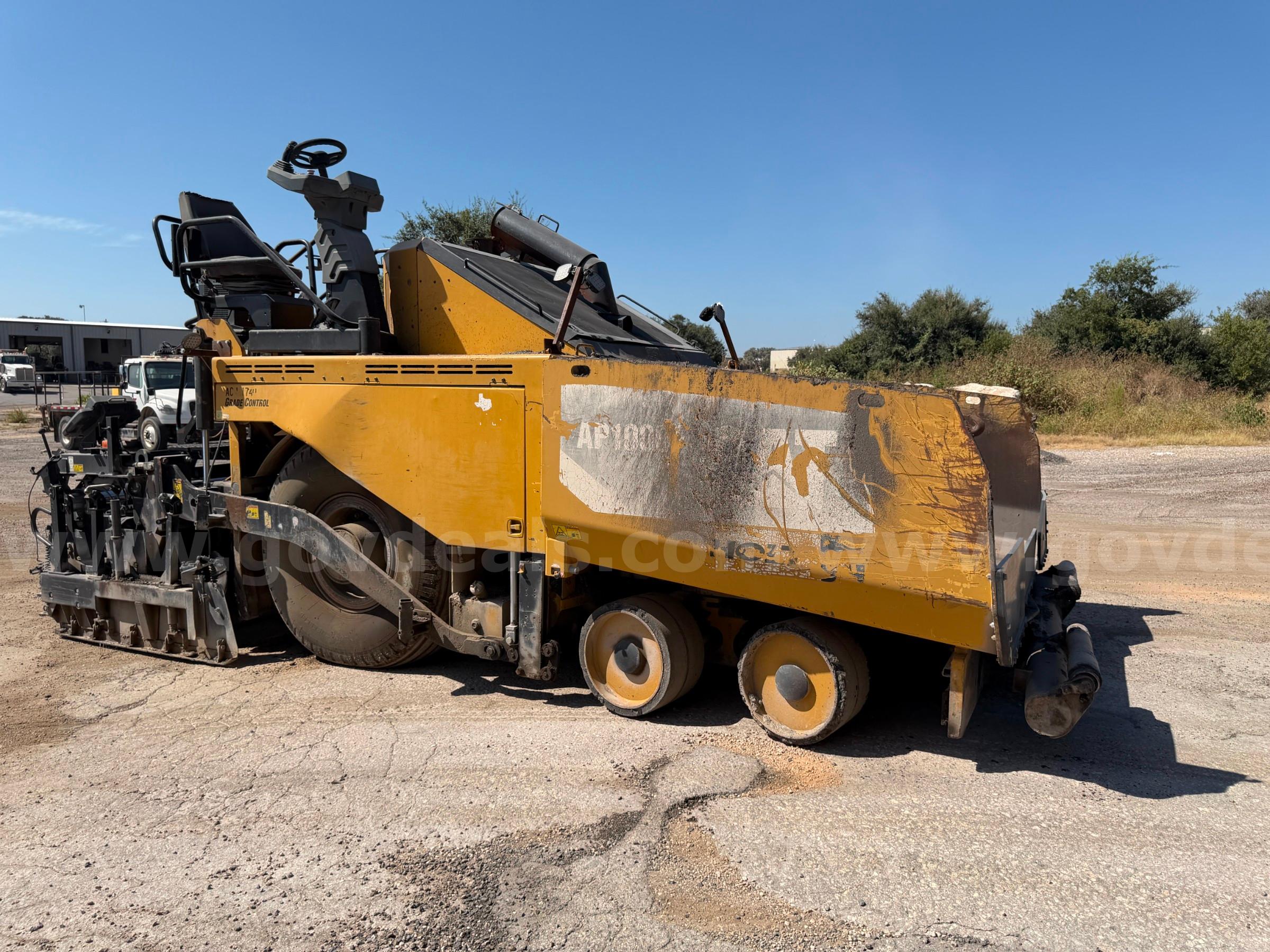 2015 Caterpillar AP1000F  Asphalt Paver Caterpillar AP1000F Government Surplus Auction - Photo #5