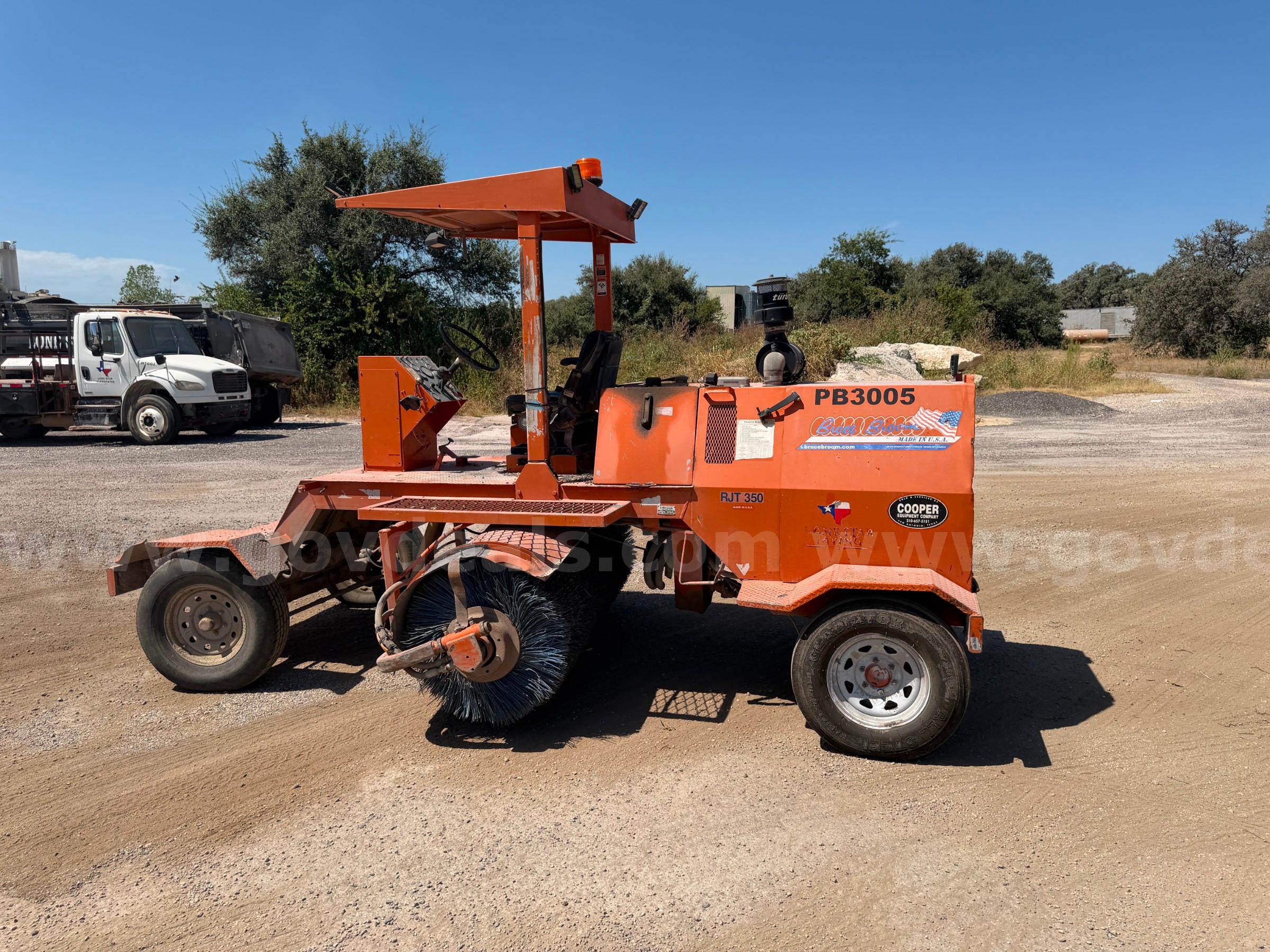 Broce RJT-350 Street Sweeper Broce 350 Government Surplus Auction - Photo #2