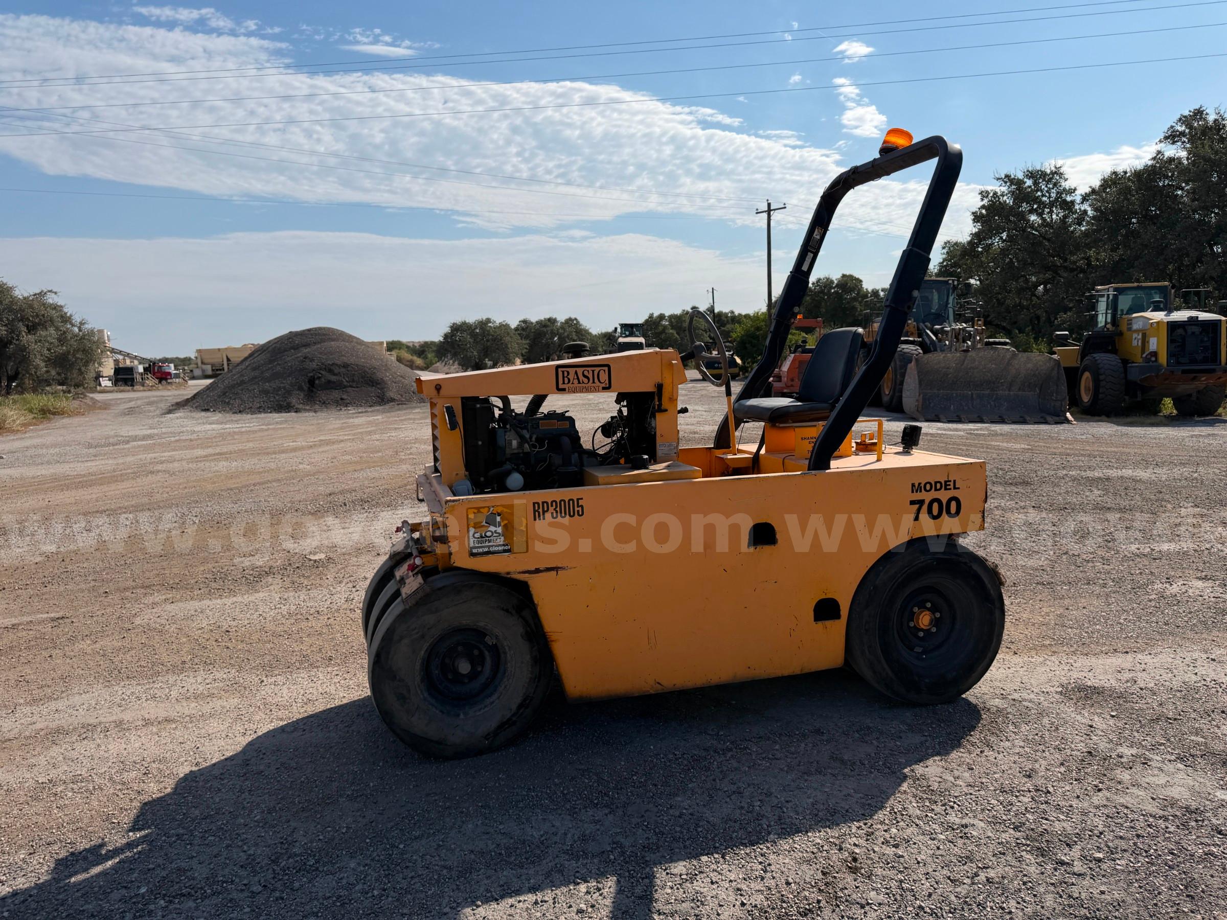 Basic Equipment 700 Pneumatic Roller Basic Equipment 700 Government Surplus Auction - Photo #2