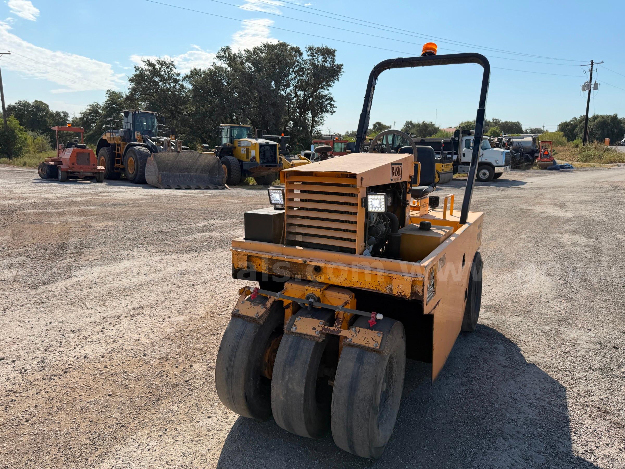 Basic Equipment 700 Pneumatic Roller Basic Equipment 700 Government Surplus Auction - Photo #3