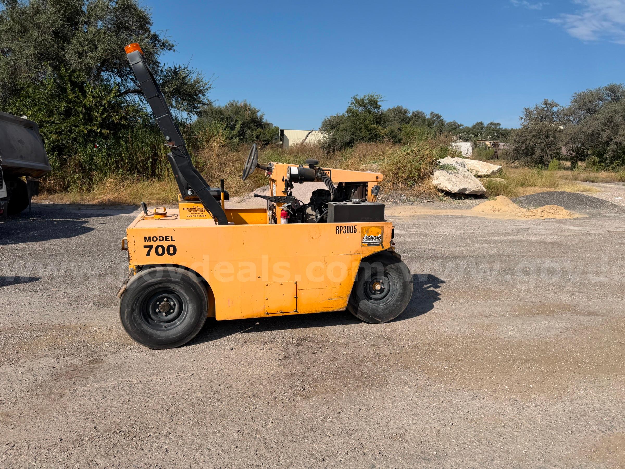 Basic Equipment 700 Pneumatic Roller Basic Equipment 700 Government Surplus Auction - Photo #4