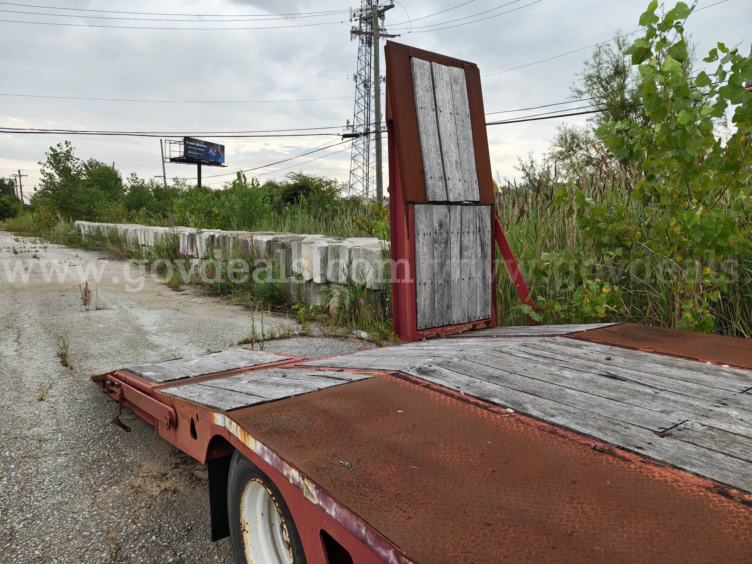 2004 Trail King TK70RG-412 T/A 35 Ton Lowboy Trail King 412 Government Surplus Auction - Photo #5