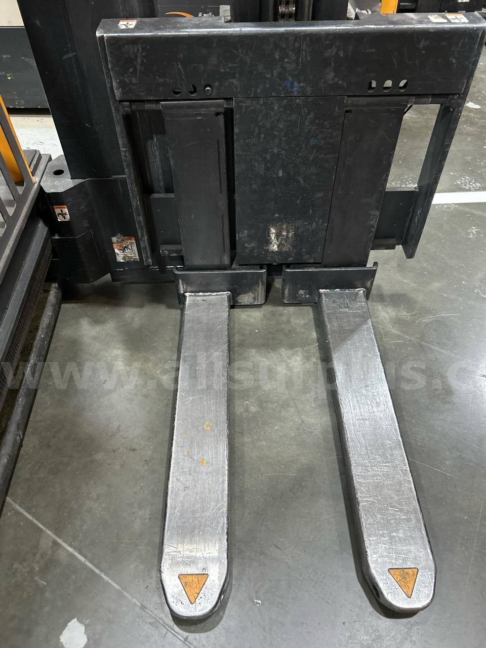 Crown TSP 7000 Series Electric VNA Turret Stockpicker Crown 7000 Government Surplus Auction - Photo #5