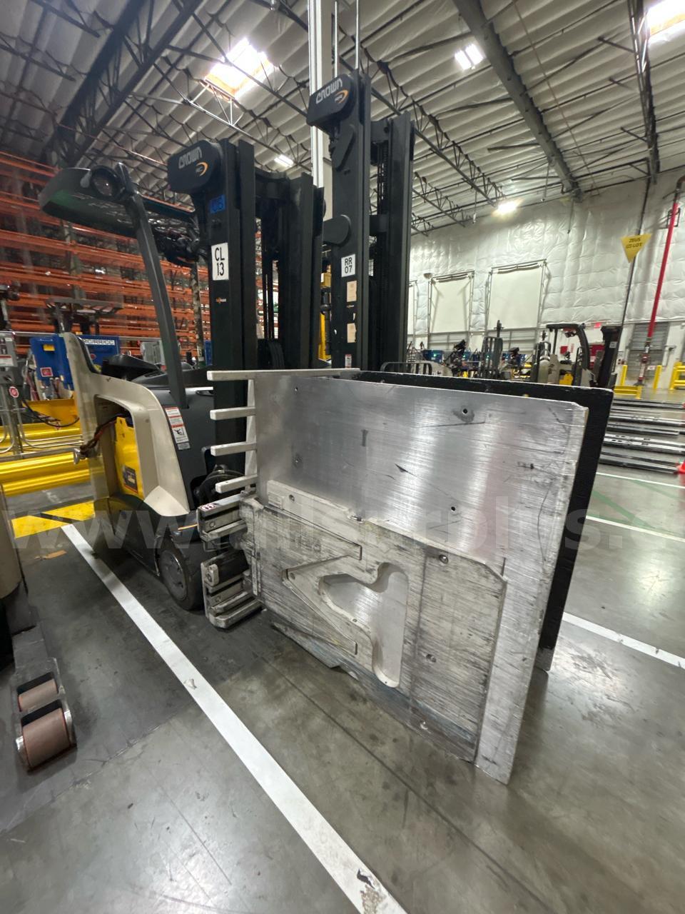 Crown RC5535-35 Stand-Up Electric Forklift Crown RC5535 Government Surplus Auction - Photo #2