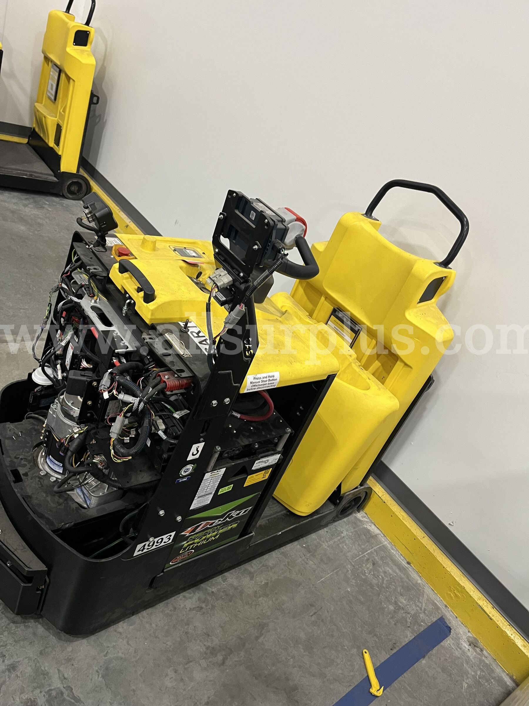 2021 Hyster LO5.0T Electric Ride-On Tow Tractor Hyster LO5.0T Government Surplus Auction - Photo #4