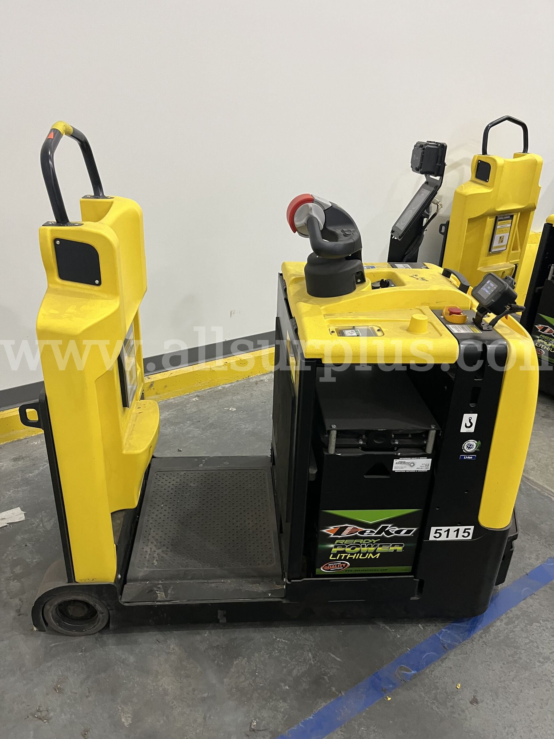 2021 Hyster LO5.0T Electric Ride-On Tow Tractor Hyster LO5.0T Government Surplus Auction - Photo #3